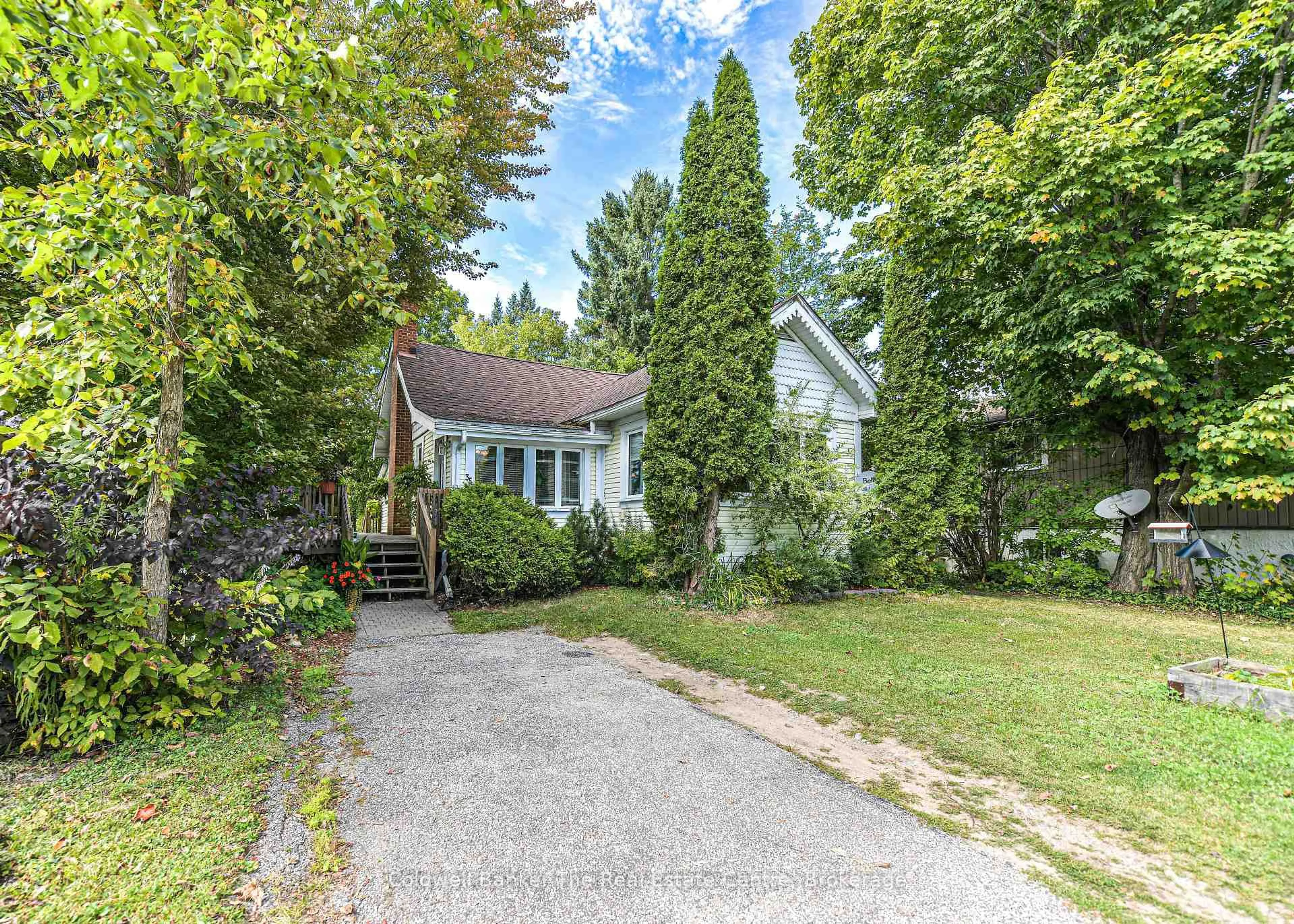 A pic from outside/outdoor area/front of a property/back of a property/a pic from drone, street for 35 Mcdonald St, Bracebridge Ontario P1L 2C2
