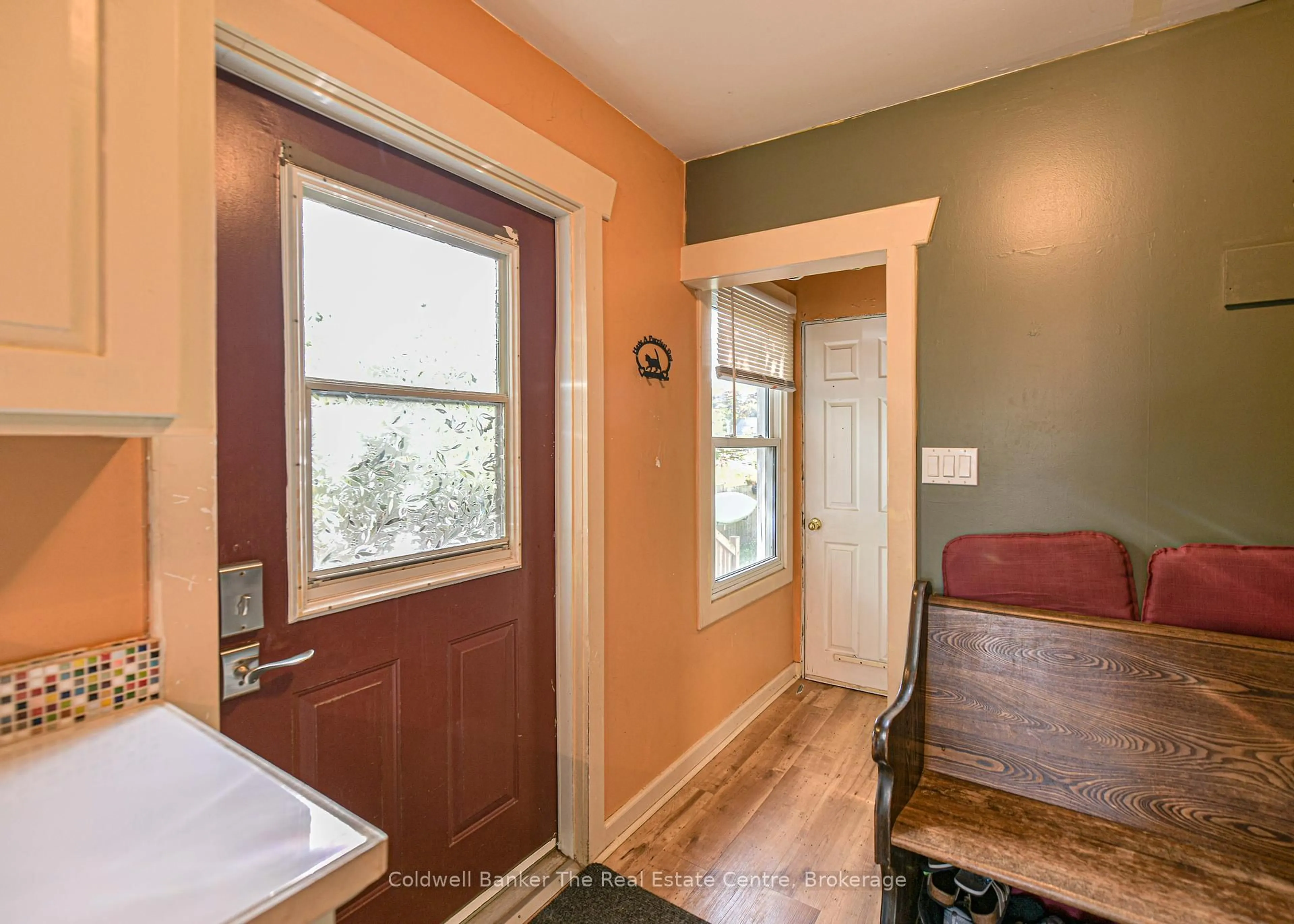 Indoor entryway for 35 Mcdonald St, Bracebridge Ontario P1L 2C2