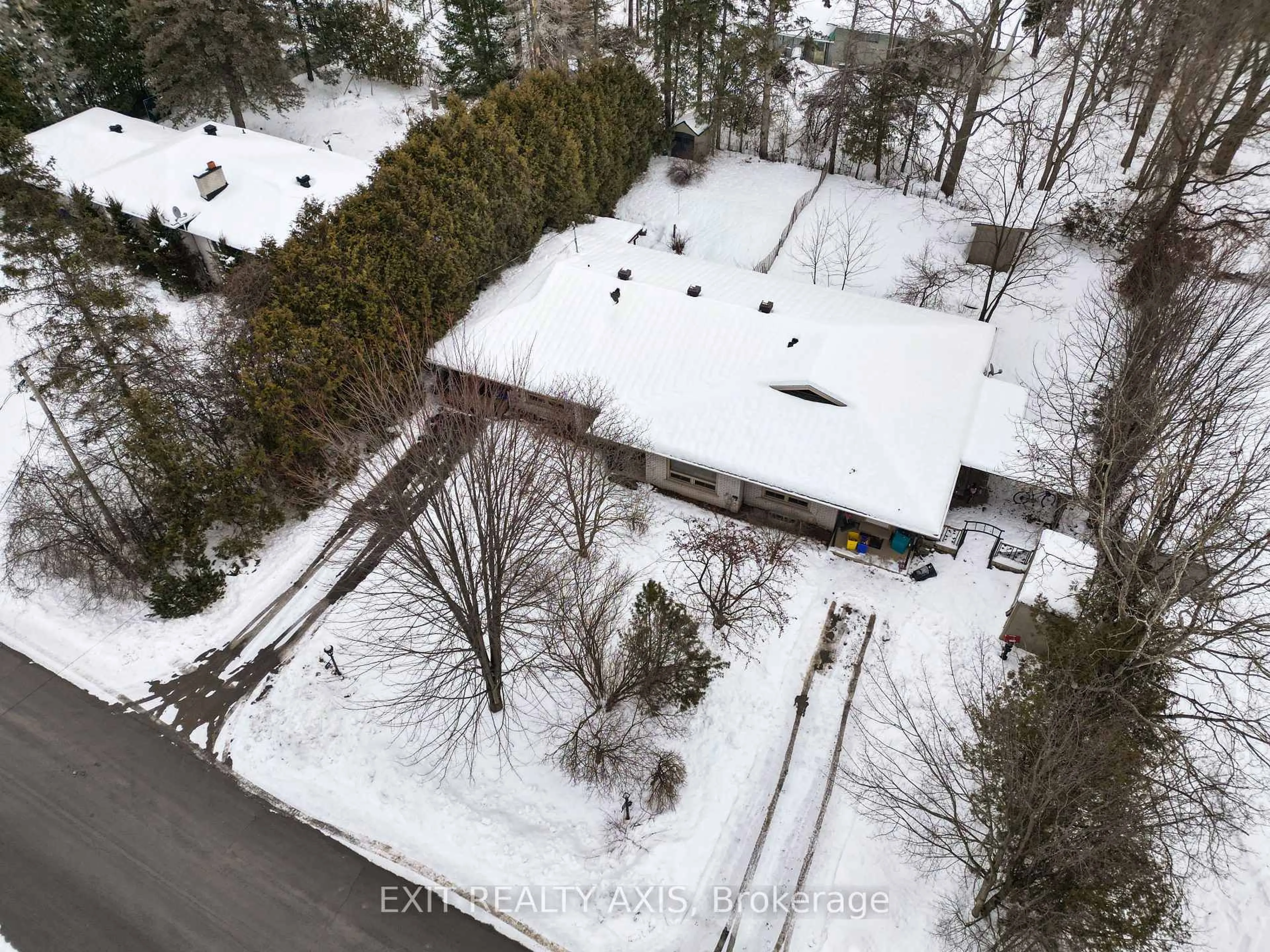 A pic from outside/outdoor area/front of a property/back of a property/a pic from drone, street for 11 & 13 BAYVIEW Cres, Smiths Falls Ontario K7A 5B8