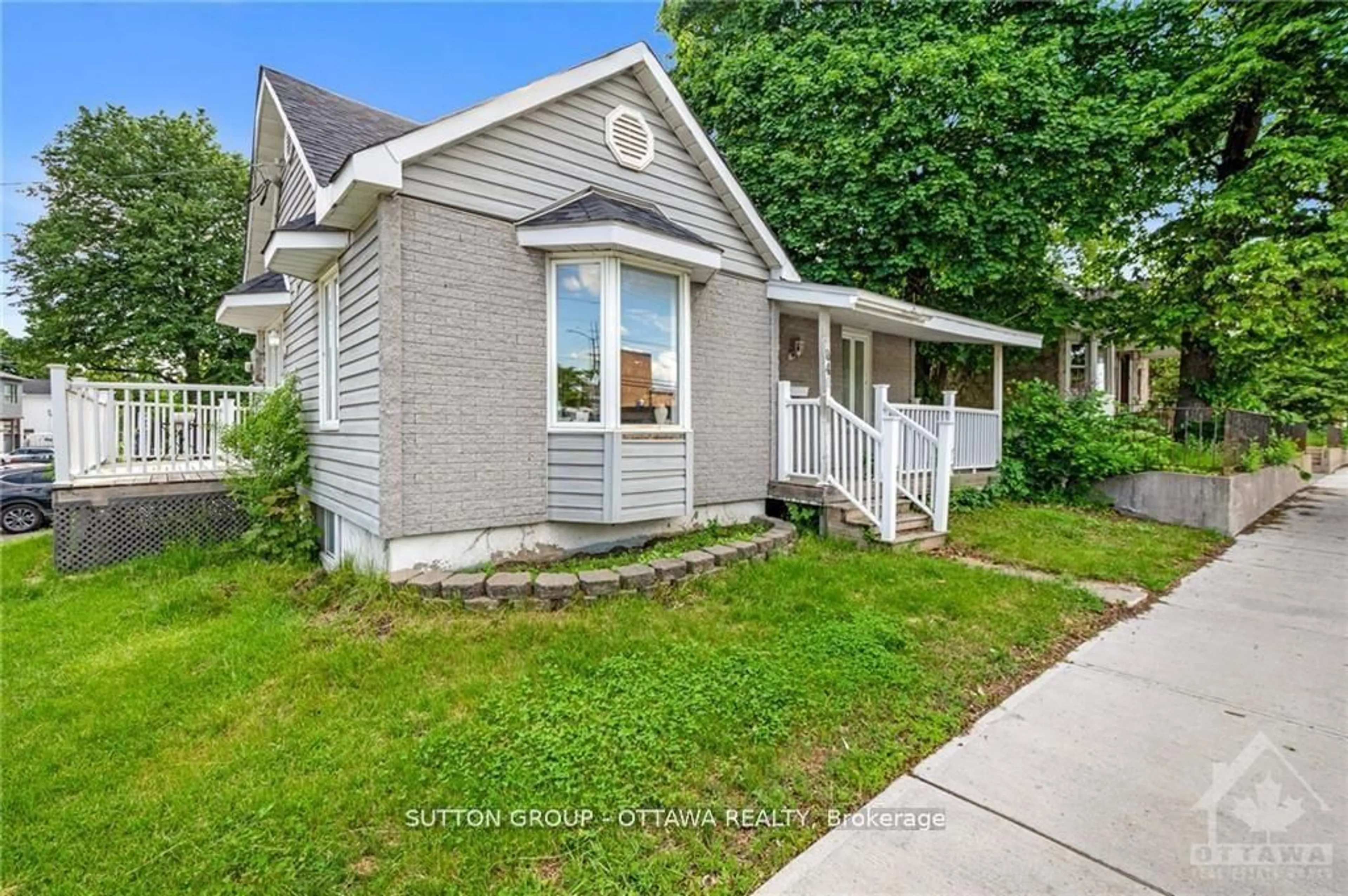 Unknown for 846 St Laurent Blvd, Ottawa Ontario K1K 3A9