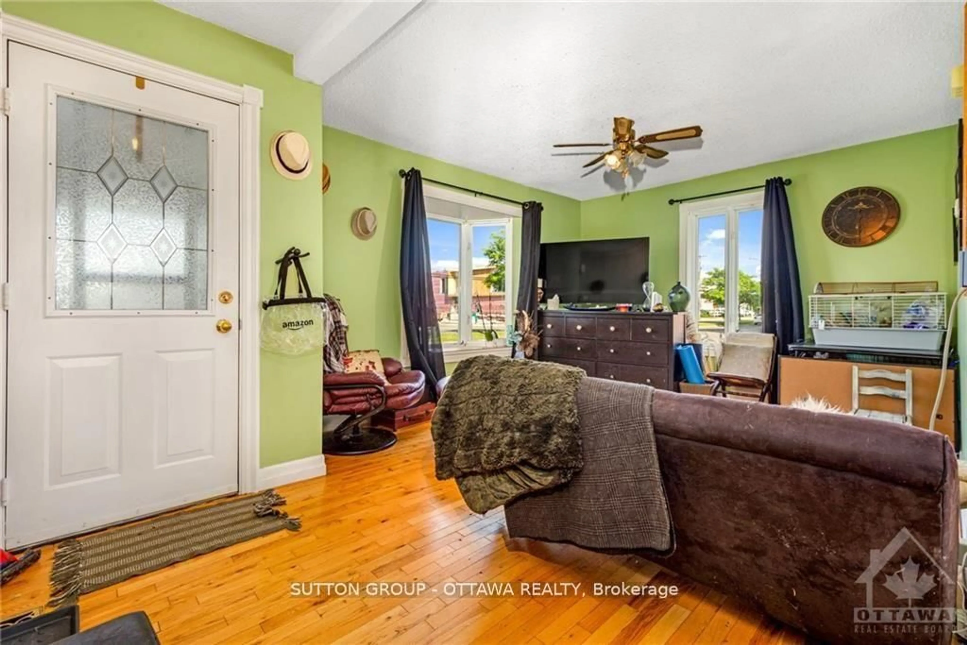 Living room with furniture, unknown for 846 St Laurent Blvd, Ottawa Ontario K1K 3A9