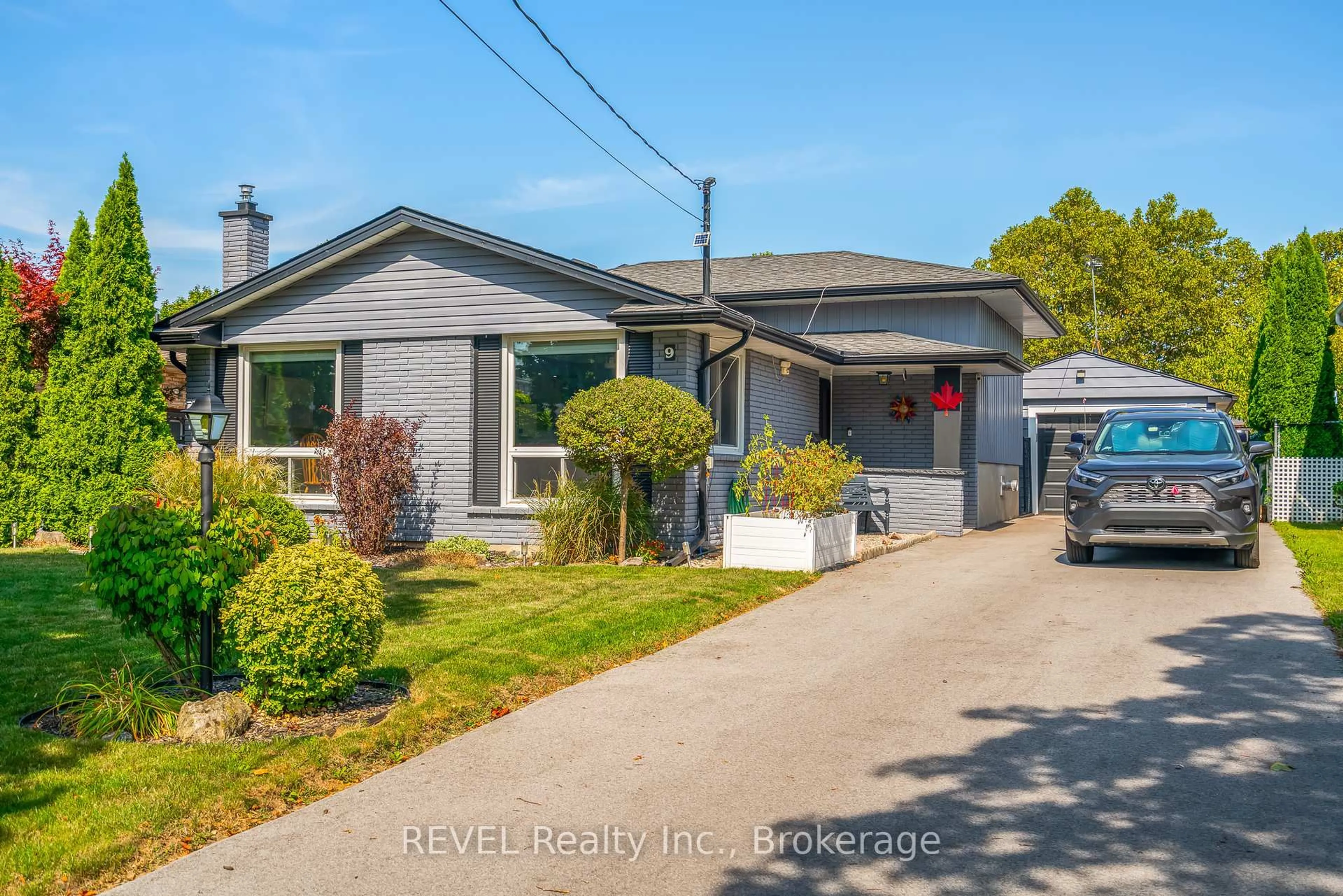 Home with vinyl exterior material, street for 9 Fitzroy Lane, St. Catharines Ontario L2M 6N6