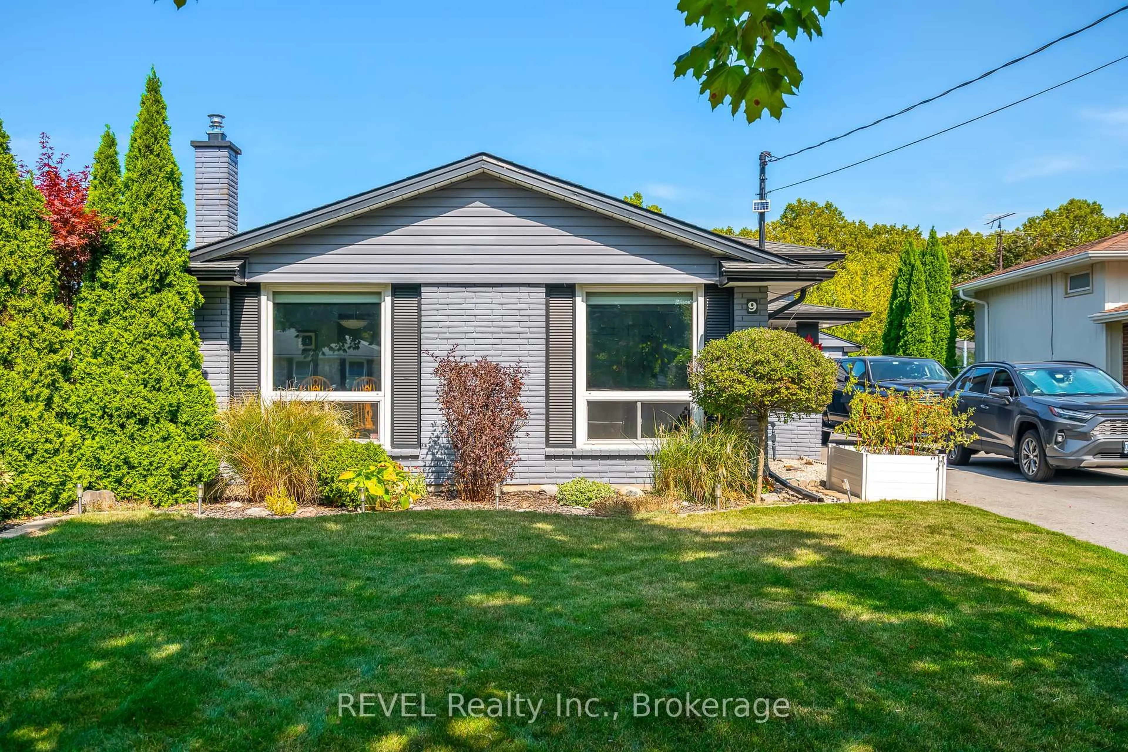 Home with vinyl exterior material, street for 9 Fitzroy Lane, St. Catharines Ontario L2M 6N6