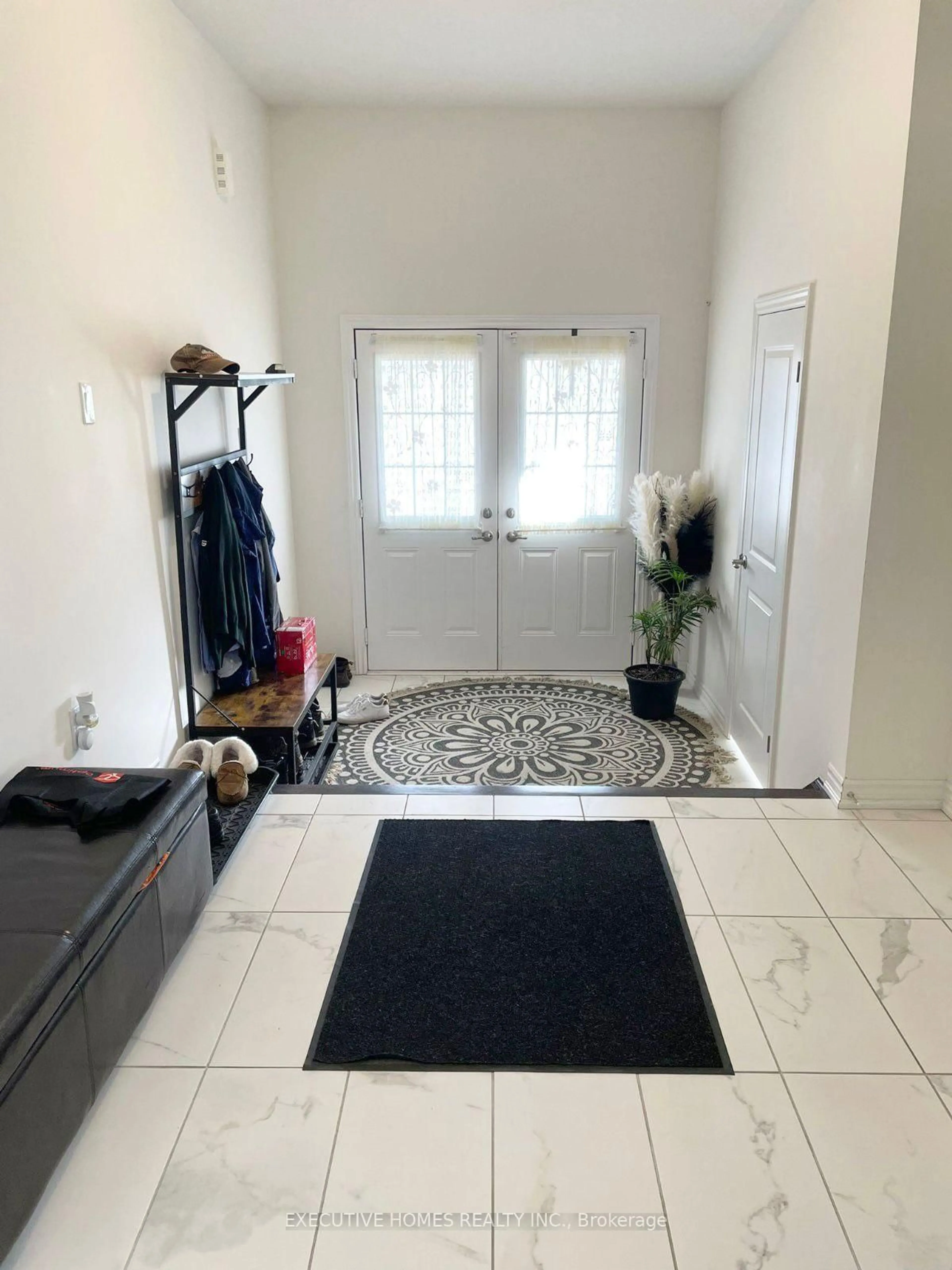 Indoor entryway for 76 Stauffer Rd, Brantford Ontario N3V 0B4