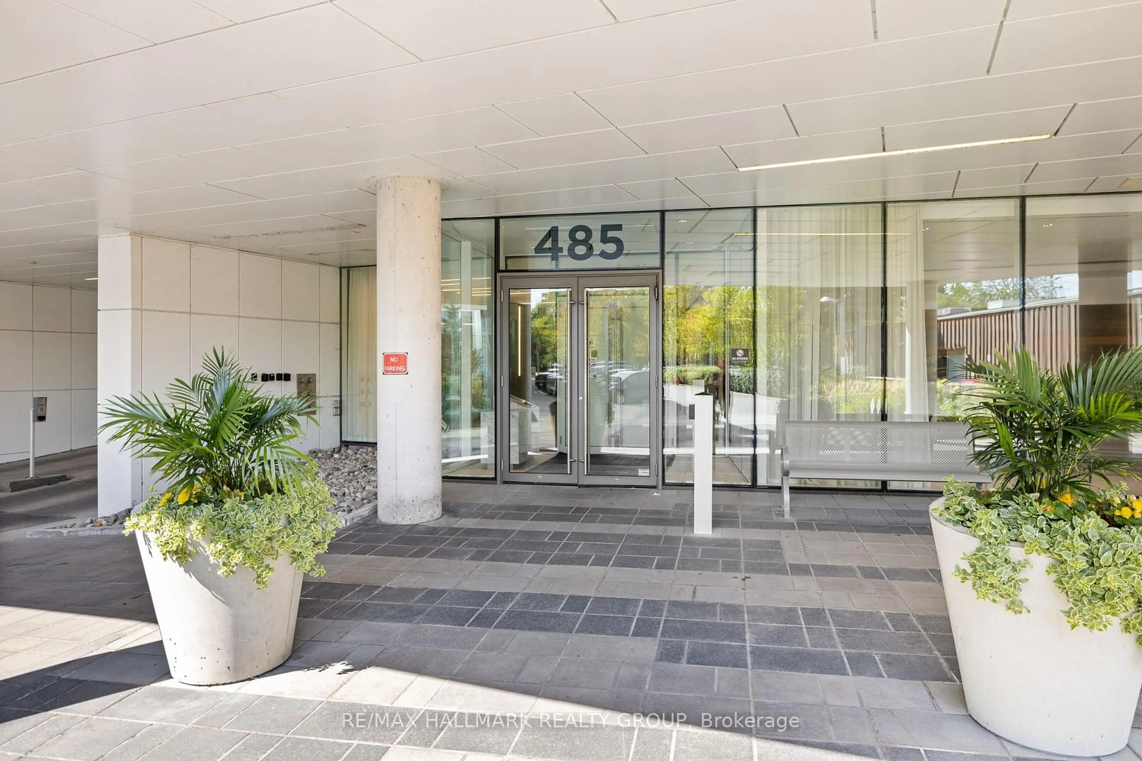 Indoor foyer for 485 Richmond Rd #1906, Ottawa Ontario K2A 3W9