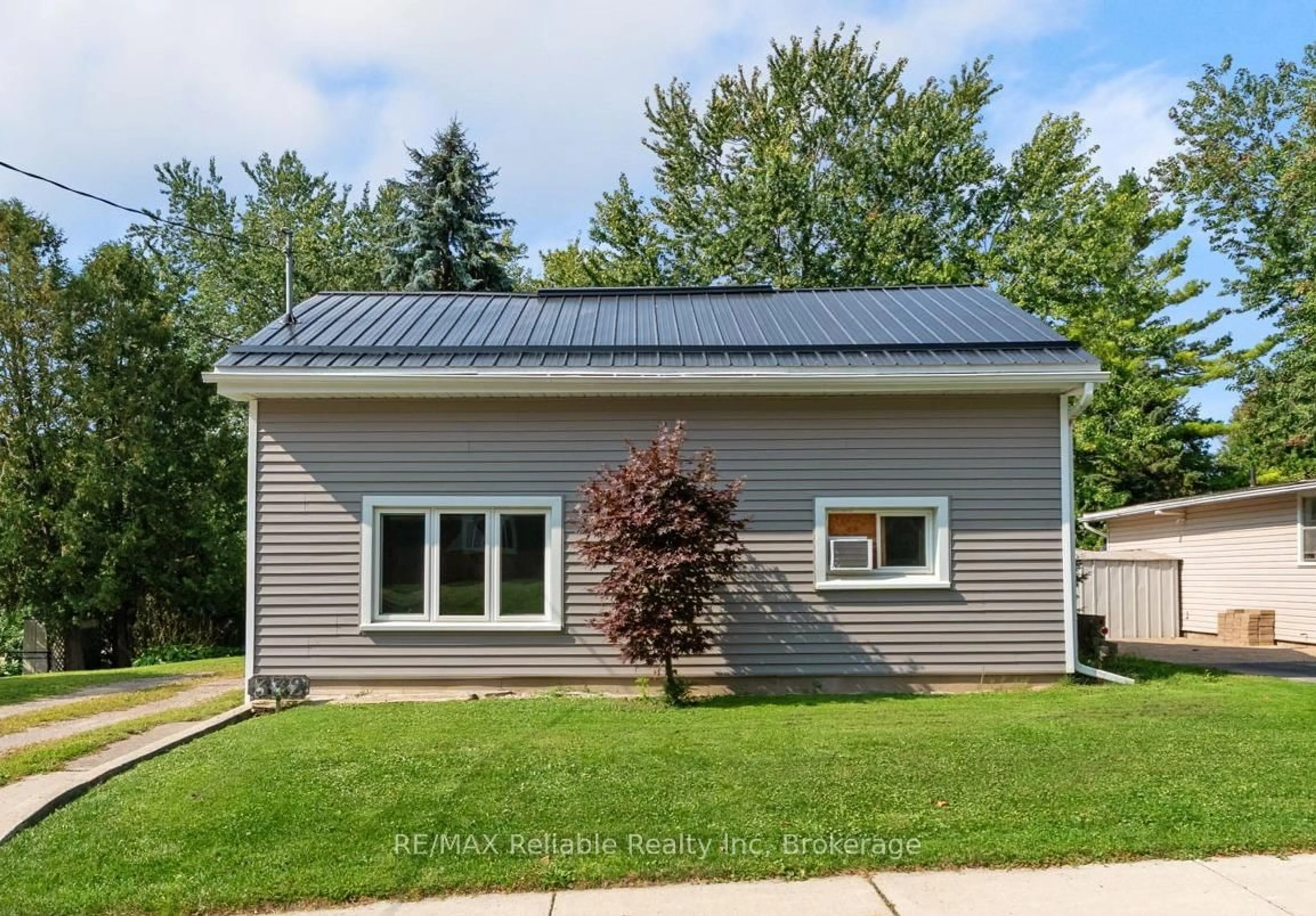 Home with vinyl exterior material, building for 332 James St, Central Huron Ontario N0M 1L0