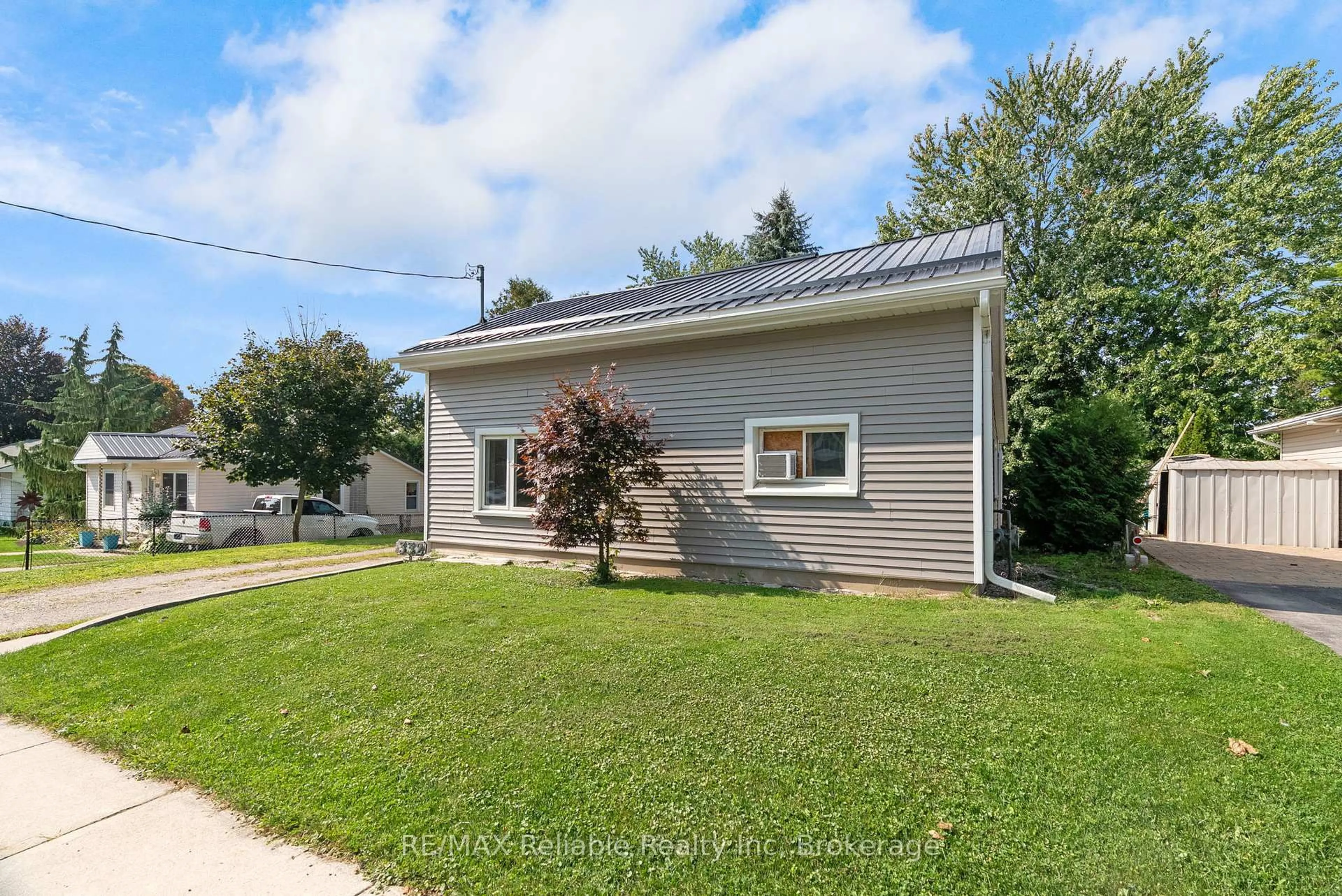 Home with vinyl exterior material, street for 332 James St, Central Huron Ontario N0M 1L0