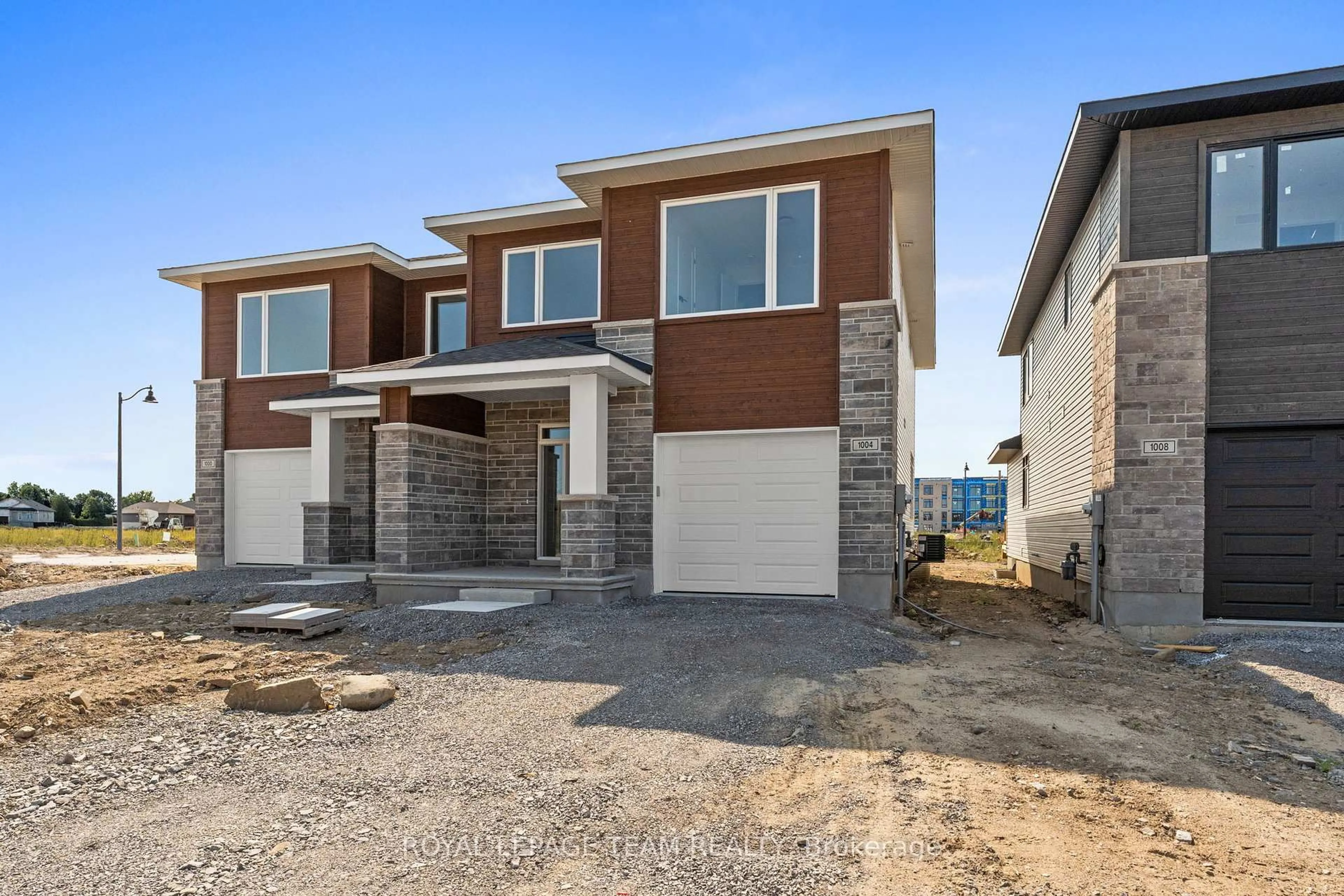 Home with brick exterior material, street for 1004 Moore St, Brockville Ontario K6V 7N1