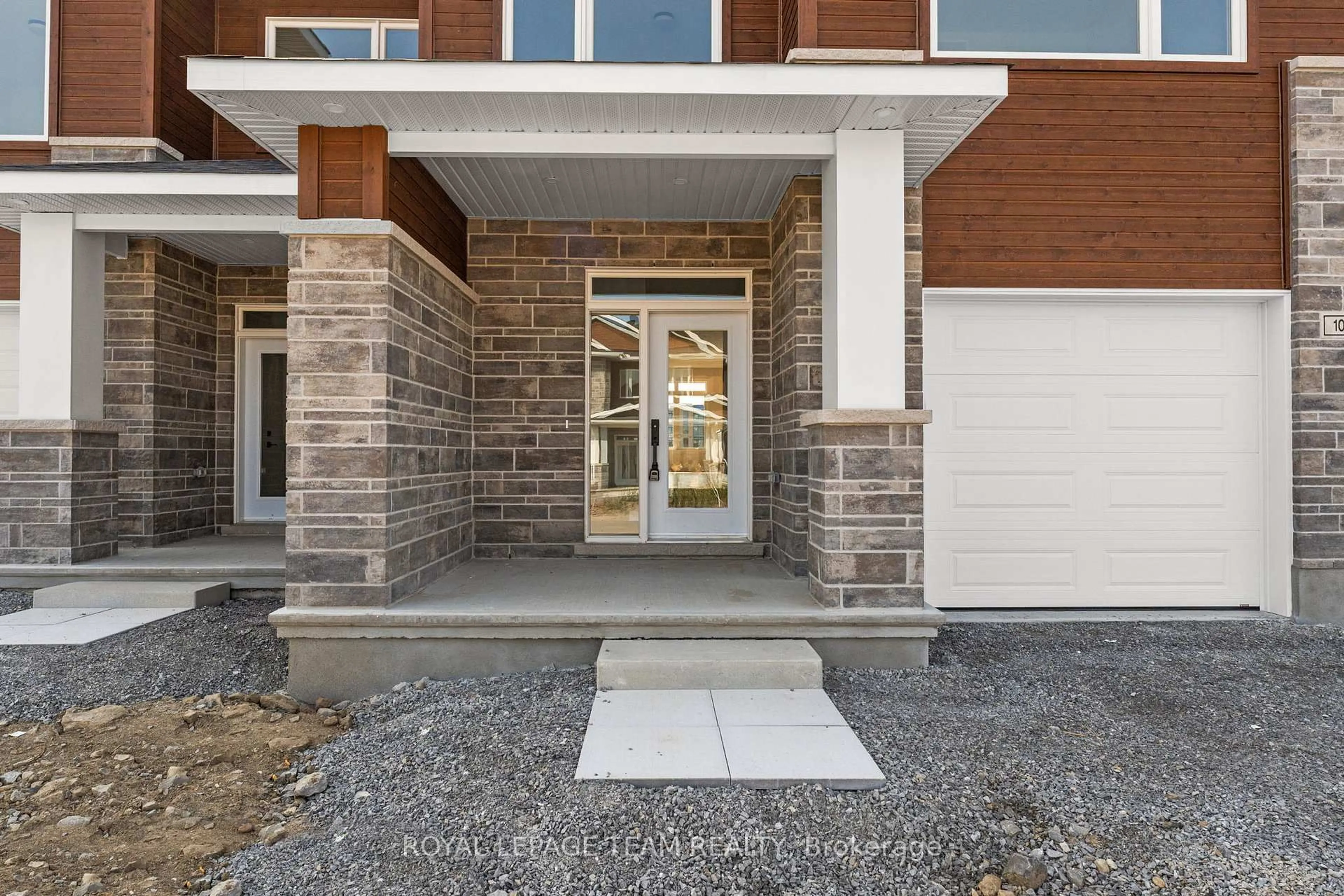 Unknown for 1004 Moore St, Brockville Ontario K6V 7N1