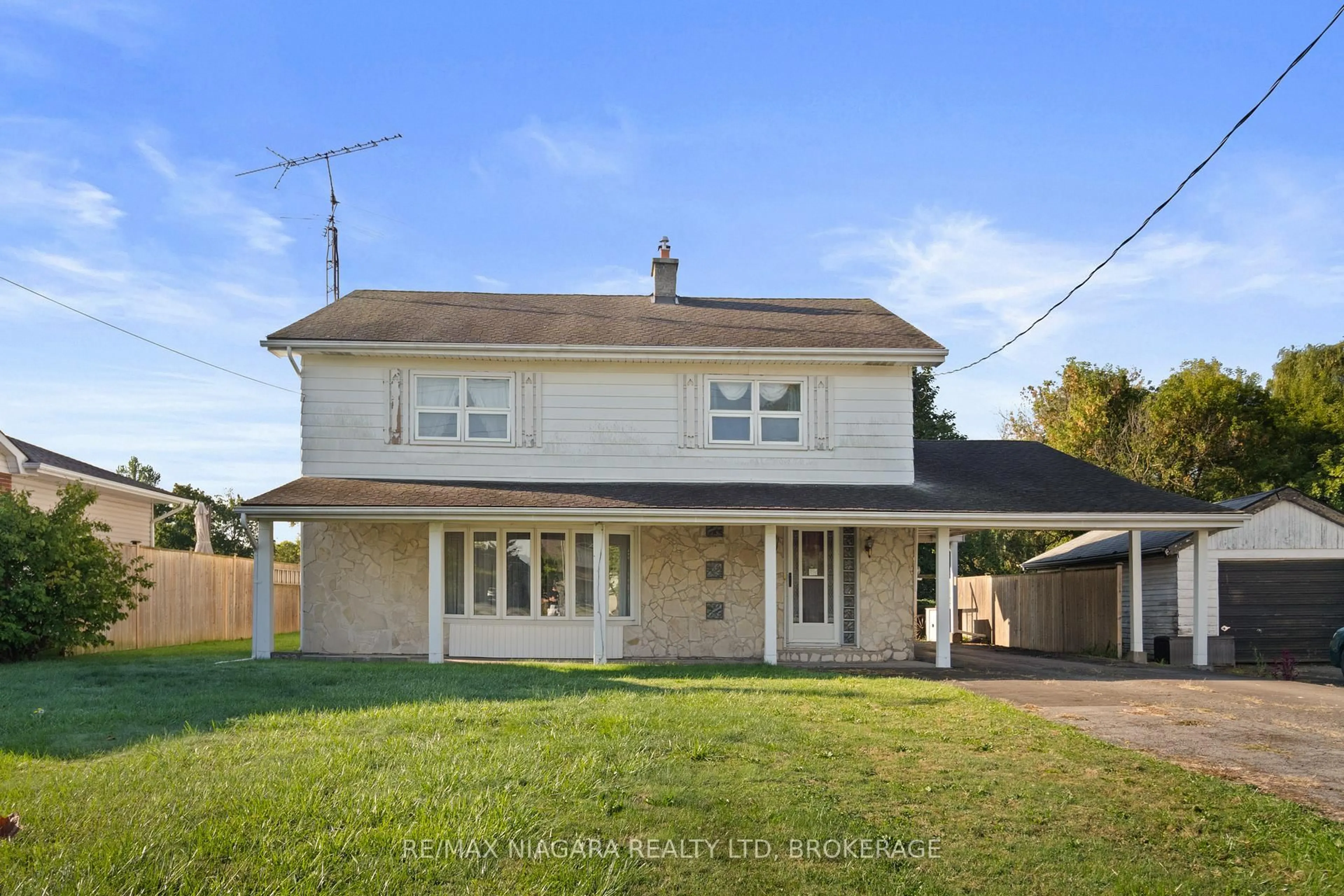 A pic from outside/outdoor area/front of a property/back of a property/a pic from drone, street for 613 Queenston Rd, Niagara-on-the-Lake Ontario L0S 1J0