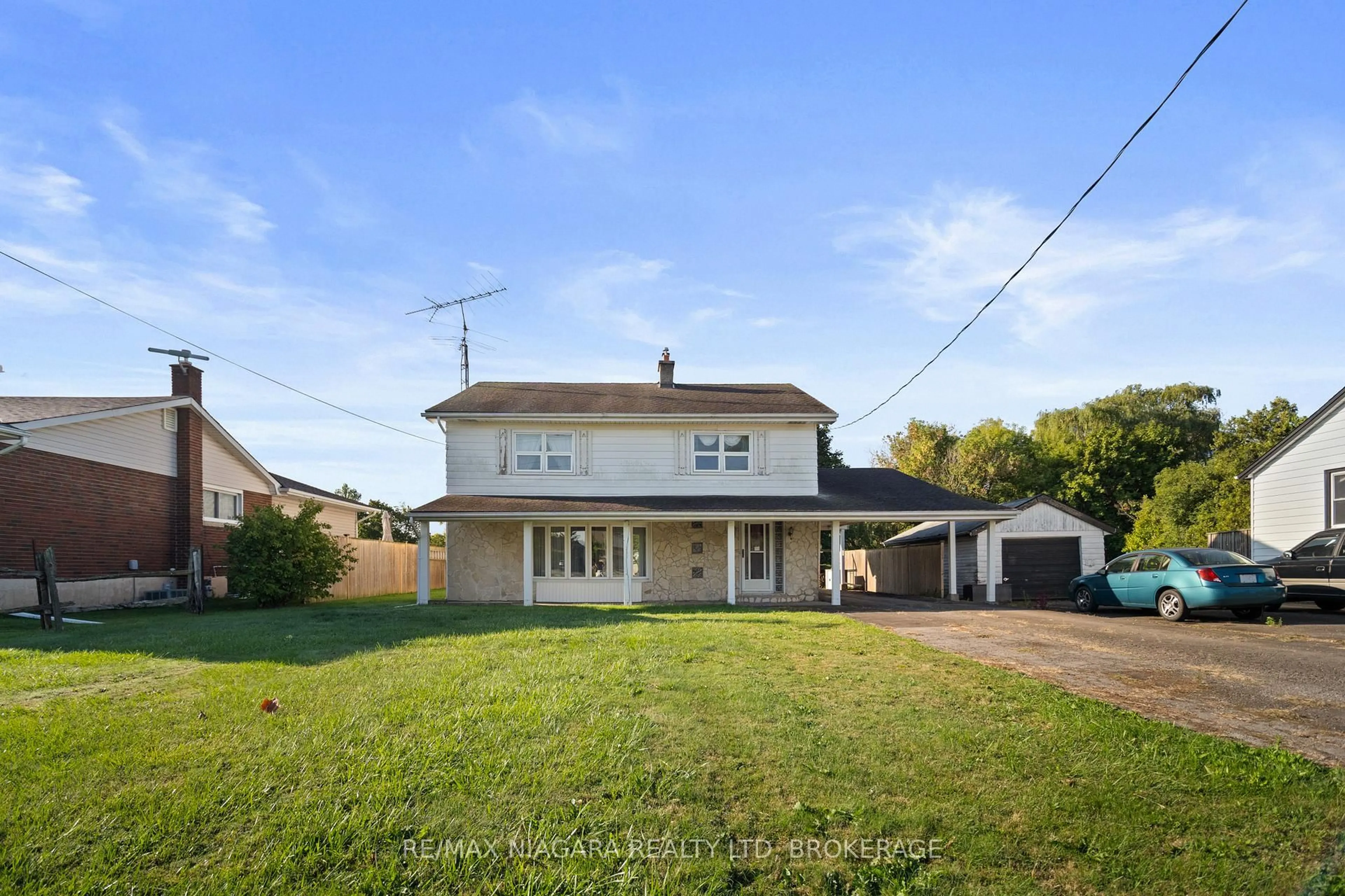 A pic from outside/outdoor area/front of a property/back of a property/a pic from drone, street for 613 Queenston Rd, Niagara-on-the-Lake Ontario L0S 1J0
