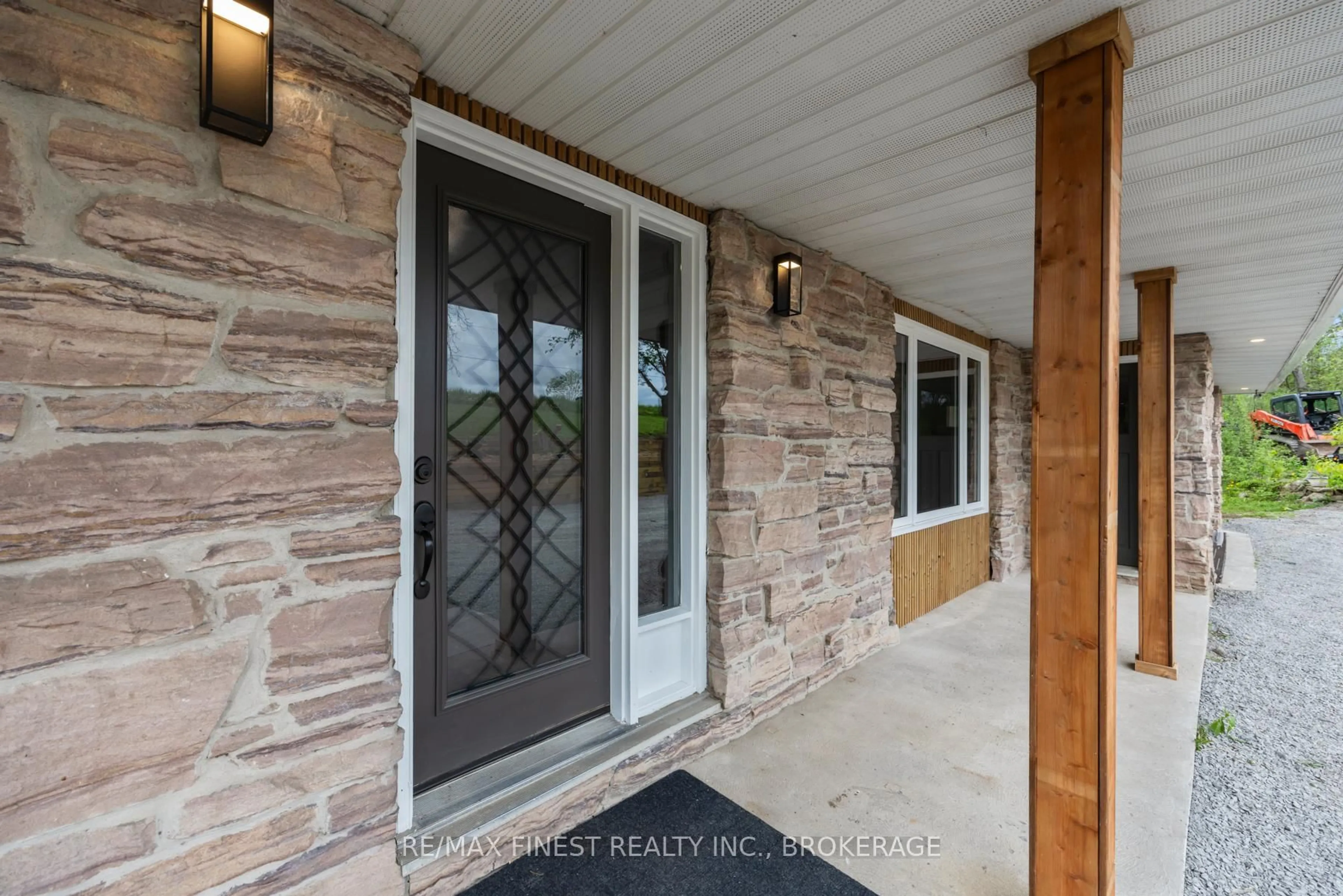 Indoor entryway for 3327 Wilton Rd, Harrowsmith Ontario K0H 1V0