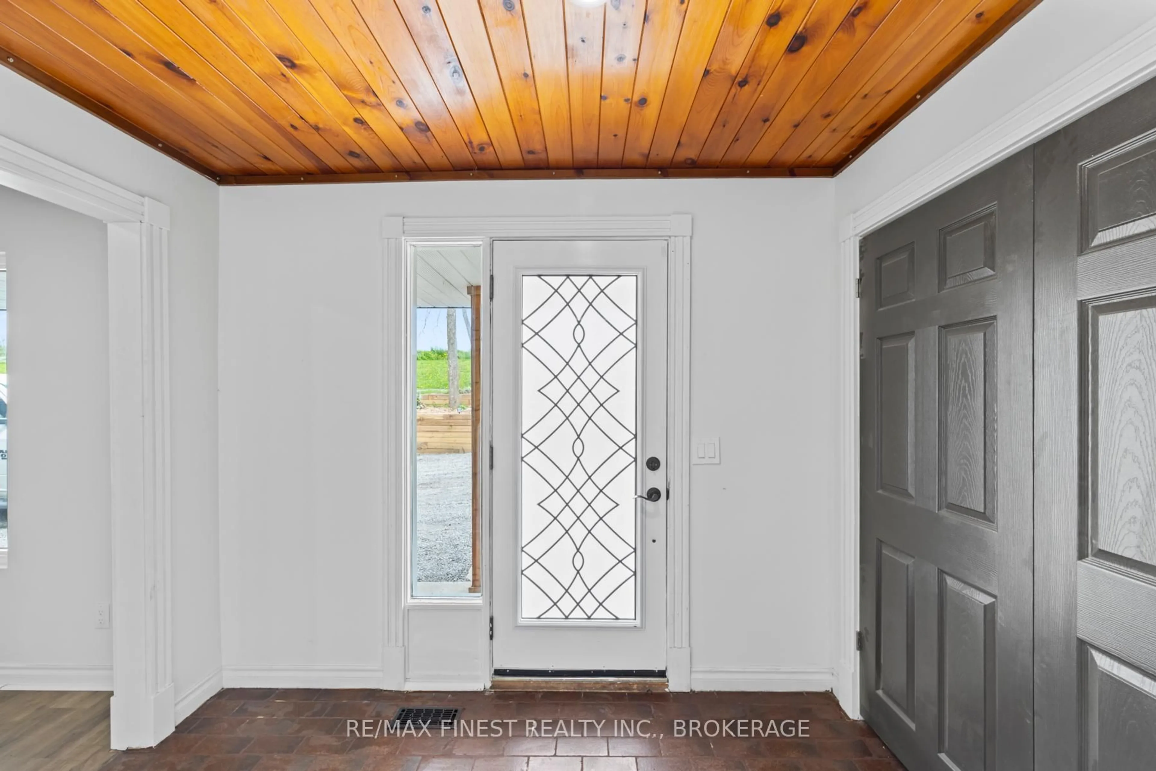 Indoor entryway for 3327 Wilton Rd, Harrowsmith Ontario K0H 1V0