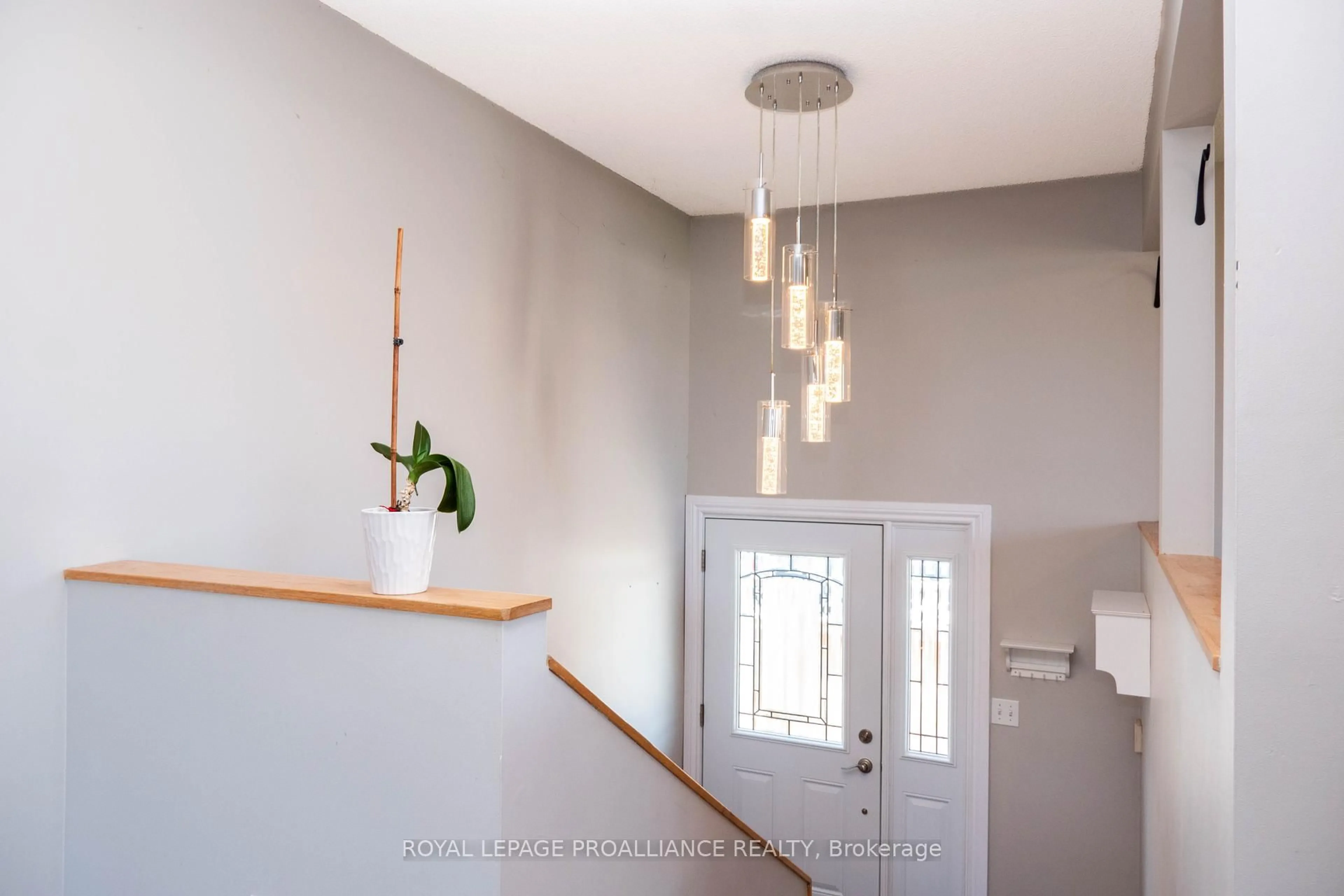 Indoor entryway for 11 Carrying Place Rd, Quinte West Ontario K8V 3E6