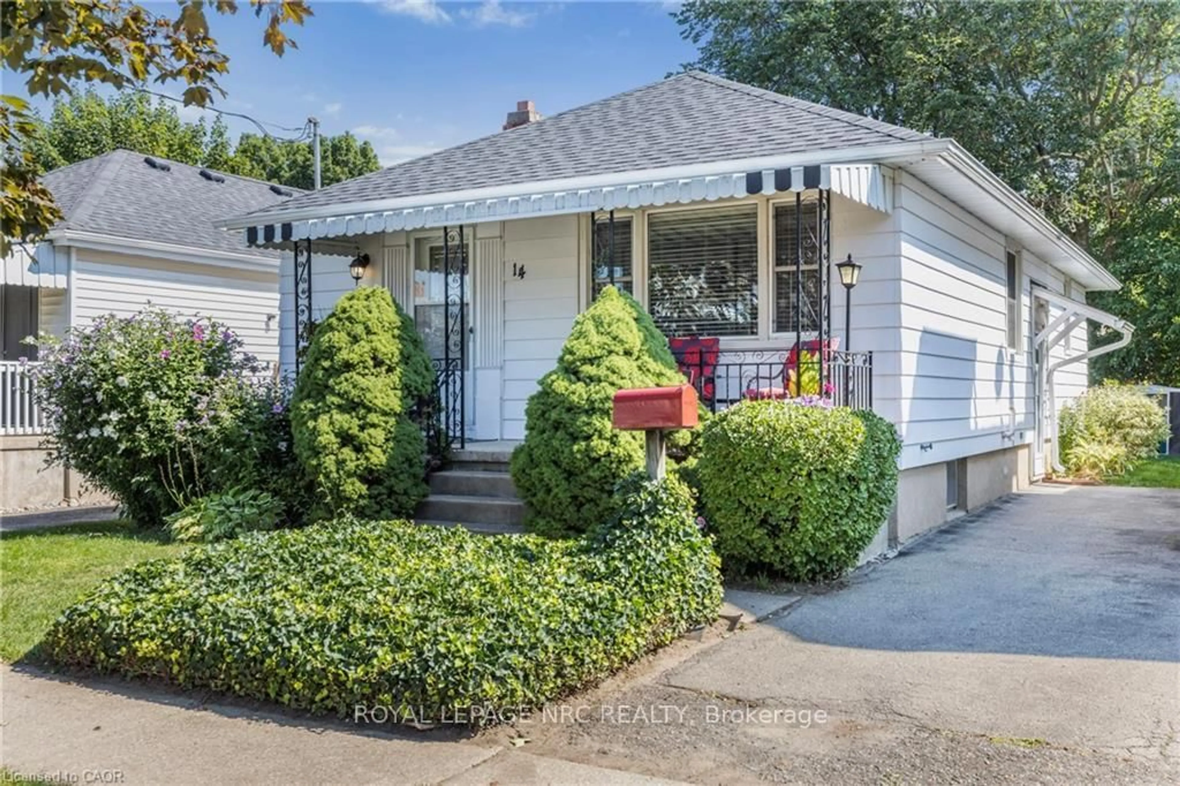 Home with vinyl exterior material, street for 14 Chelsea St, St. Catharines Ontario L2P 3B8