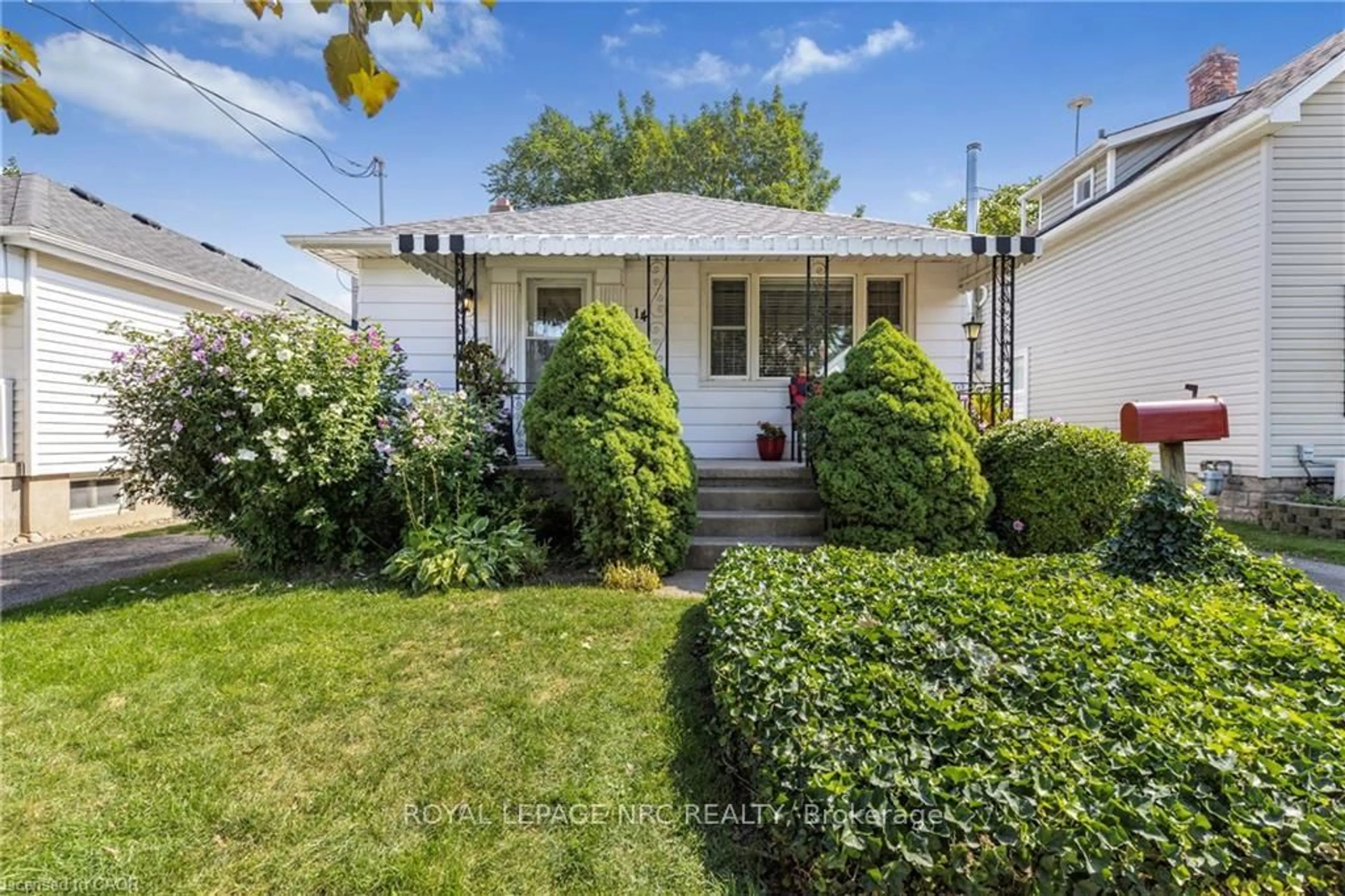 Home with vinyl exterior material, street for 14 Chelsea St, St. Catharines Ontario L2P 3B8