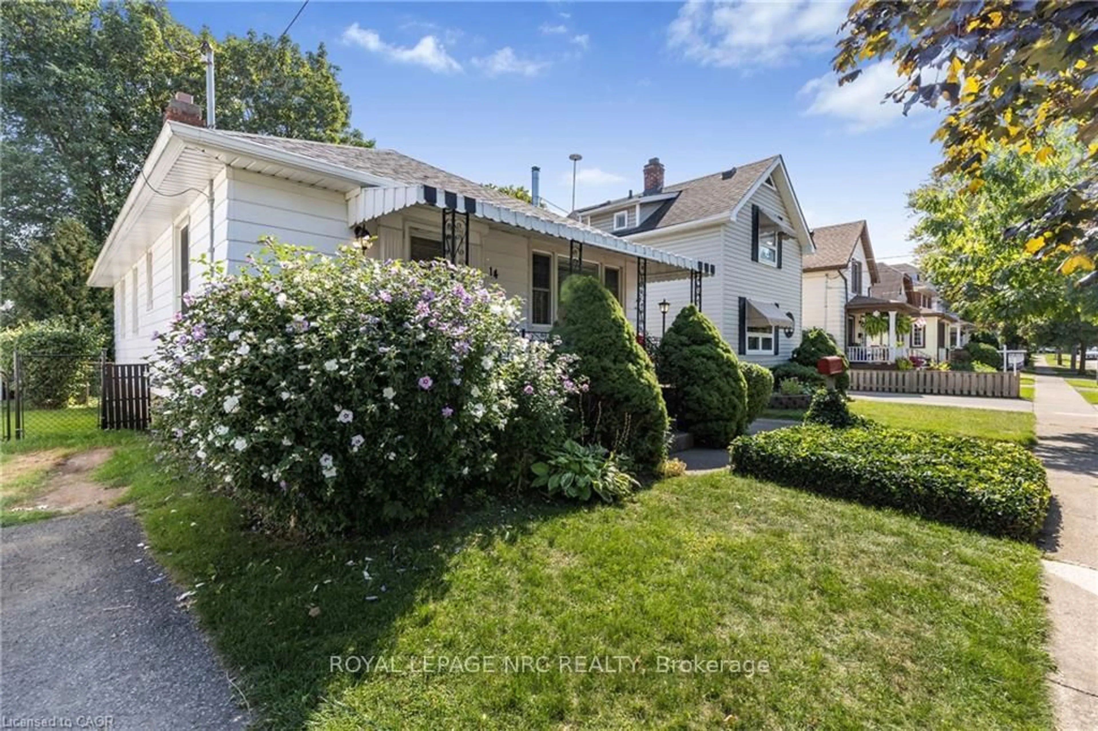 A pic from outside/outdoor area/front of a property/back of a property/a pic from drone, street for 14 Chelsea St, St. Catharines Ontario L2P 3B8