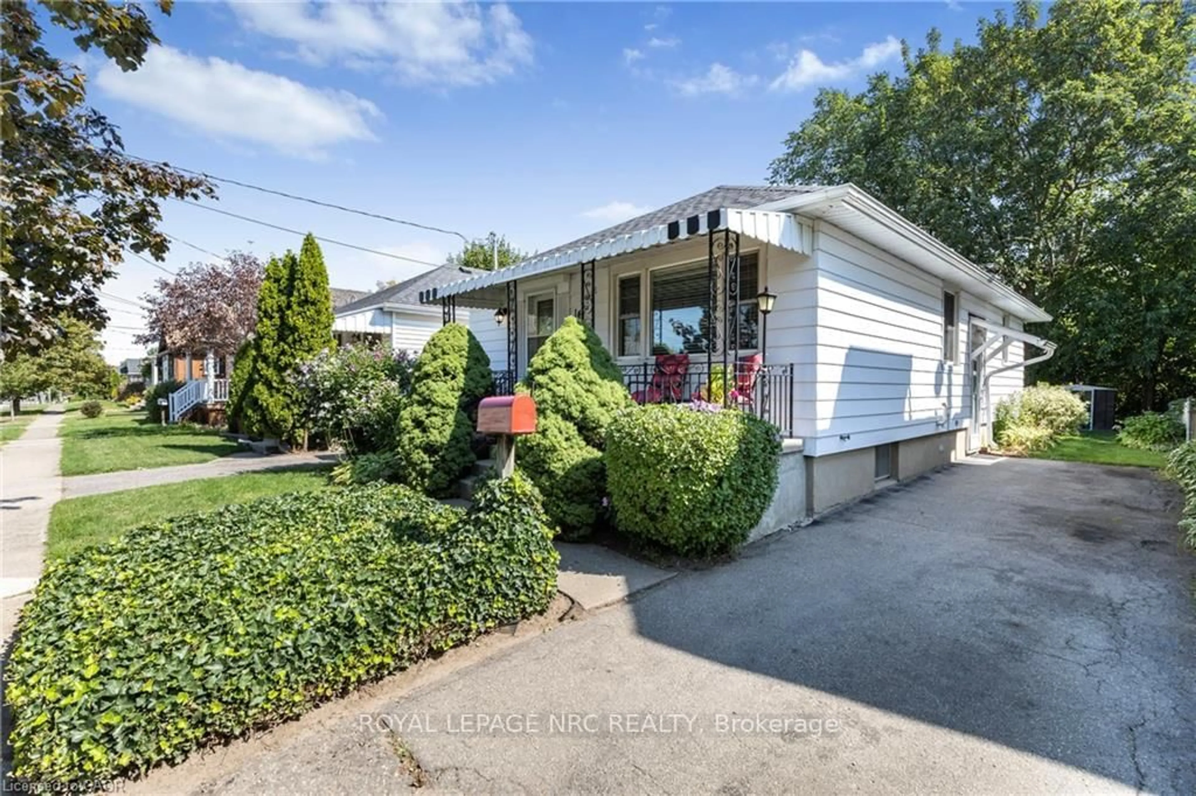 Home with vinyl exterior material, street for 14 Chelsea St, St. Catharines Ontario L2P 3B8