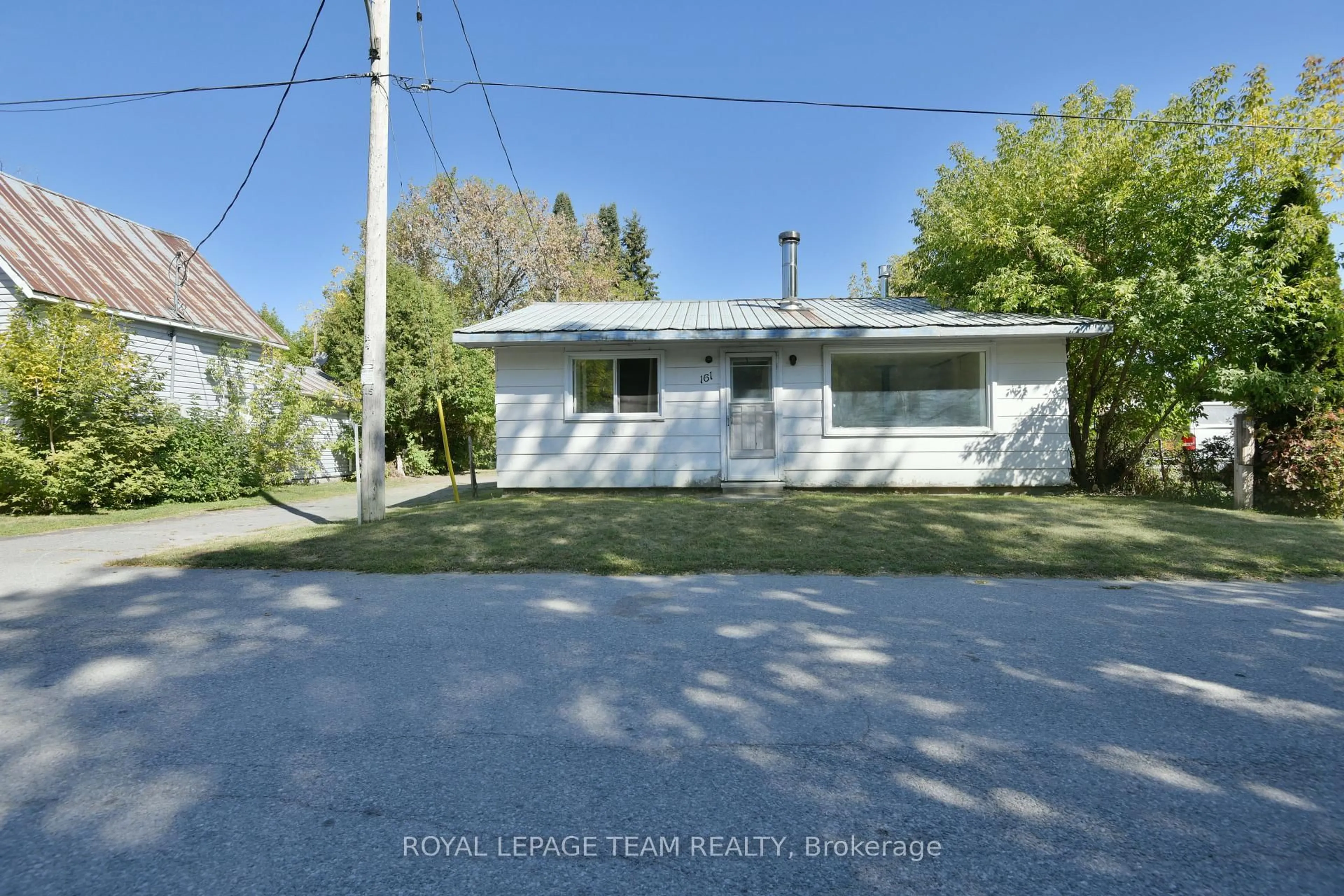 A pic from outside/outdoor area/front of a property/back of a property/a pic from drone, street for 161 Rivington St, Carp Ontario K0A 1L0