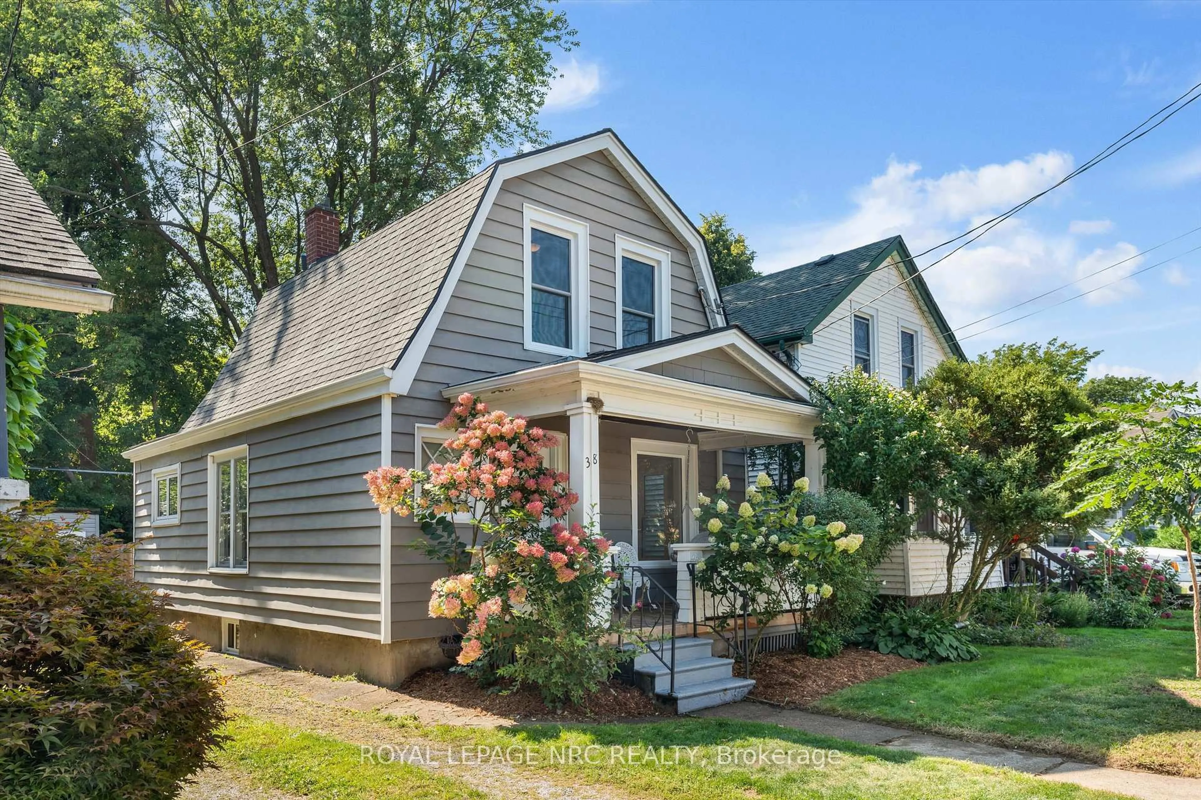 Home with vinyl exterior material, street for 38 Louisa St, St. Catharines Ontario L2R 2J6