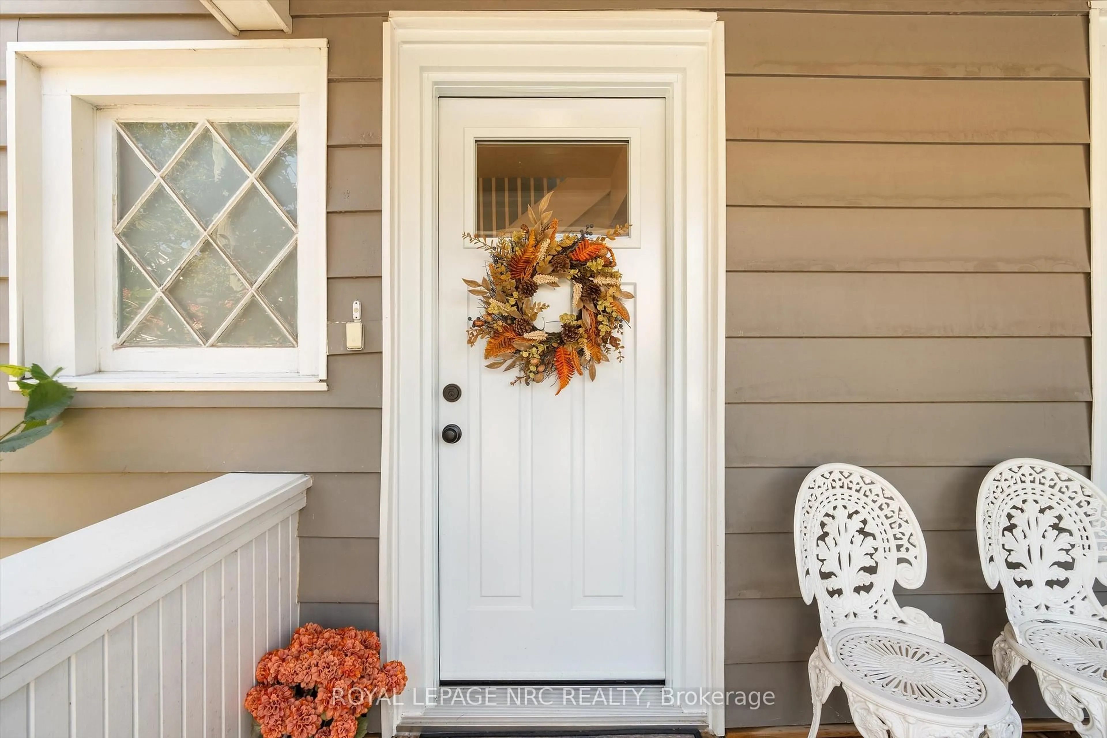 Indoor entryway for 38 Louisa St, St. Catharines Ontario L2R 2J6