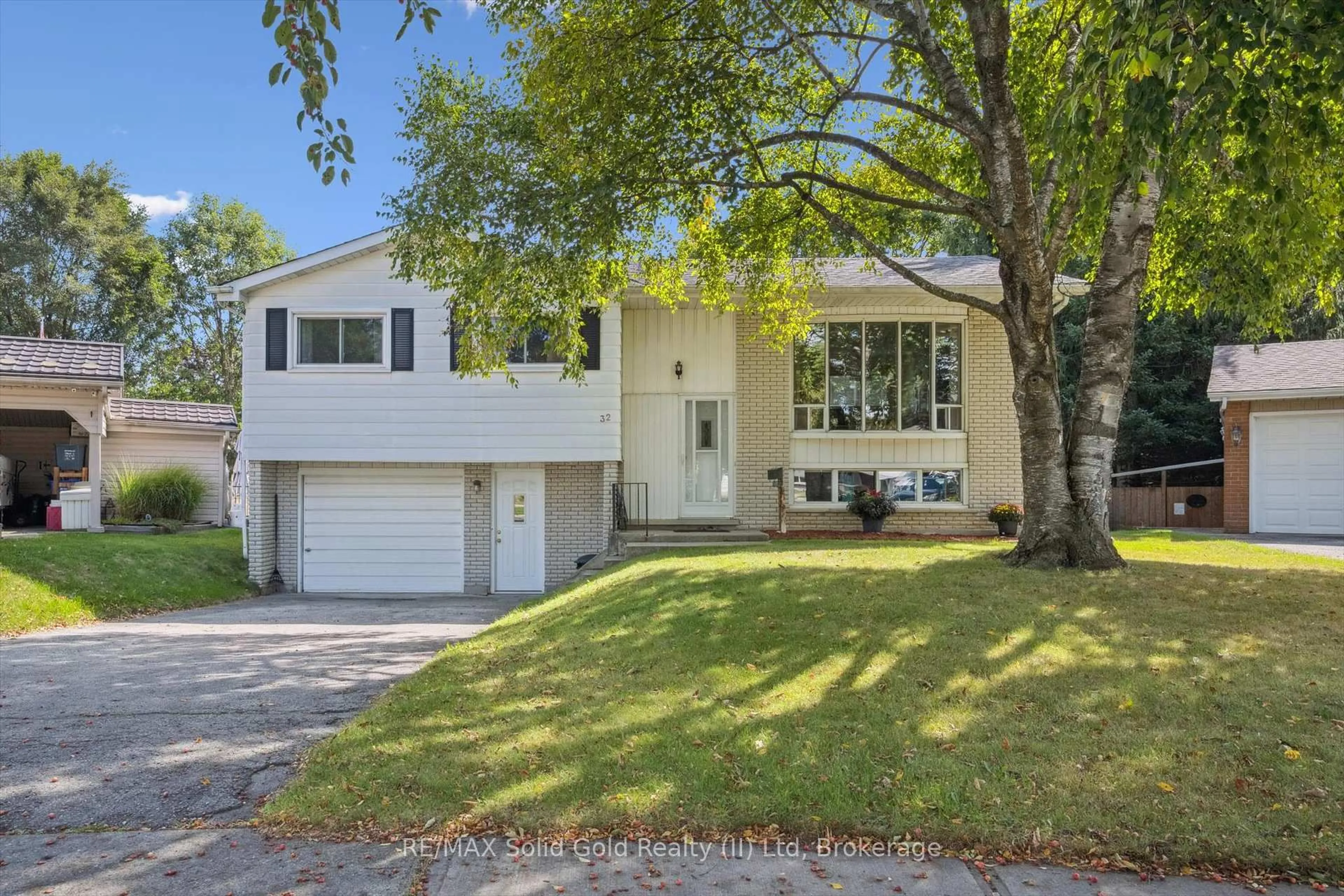 Home with vinyl exterior material, street for 32 Lambert Pl, Kitchener Ontario N2A 1N1