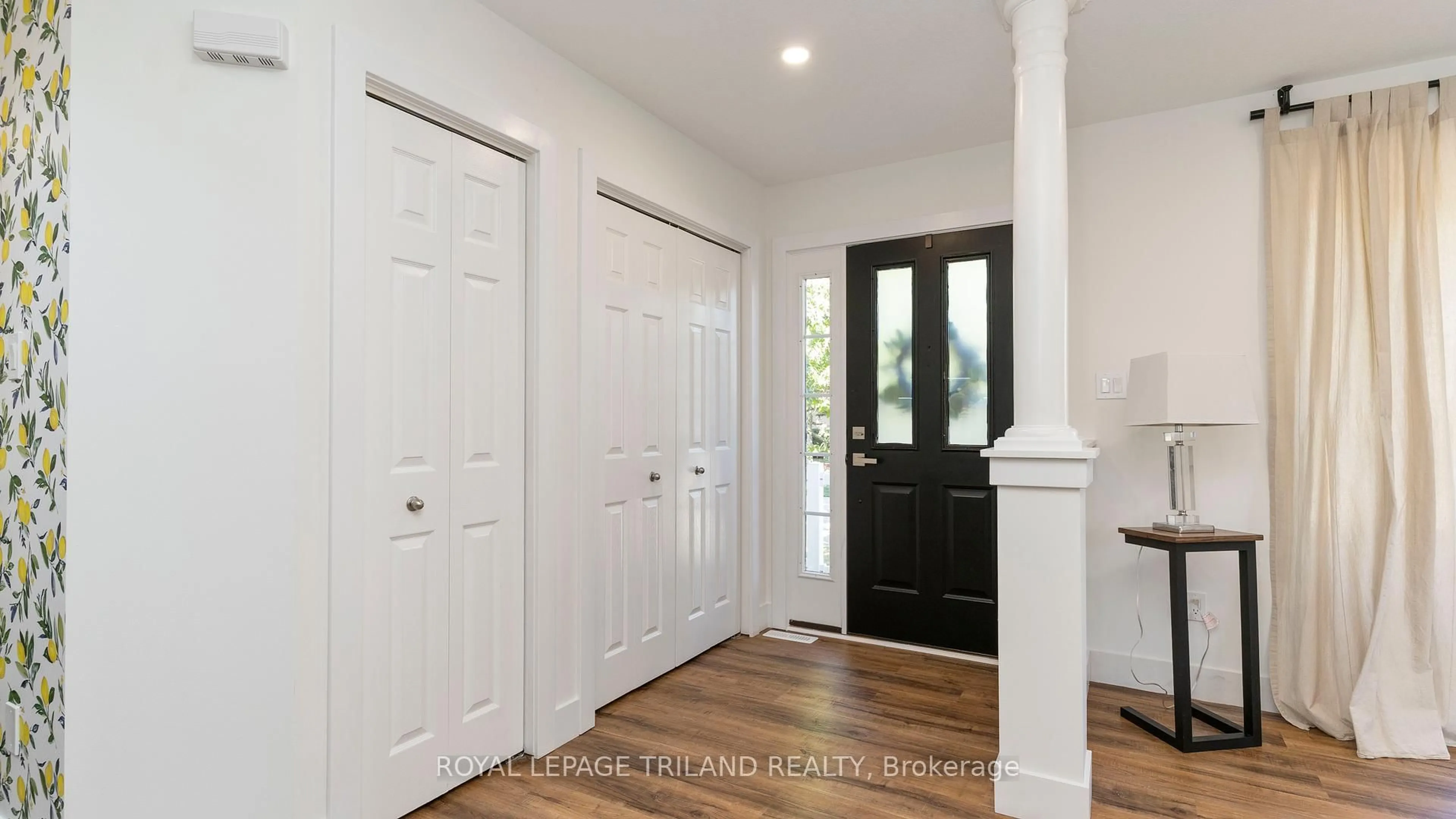 Indoor entryway for 4 Schreyer Dr, St. Thomas Ontario N5R 6E8