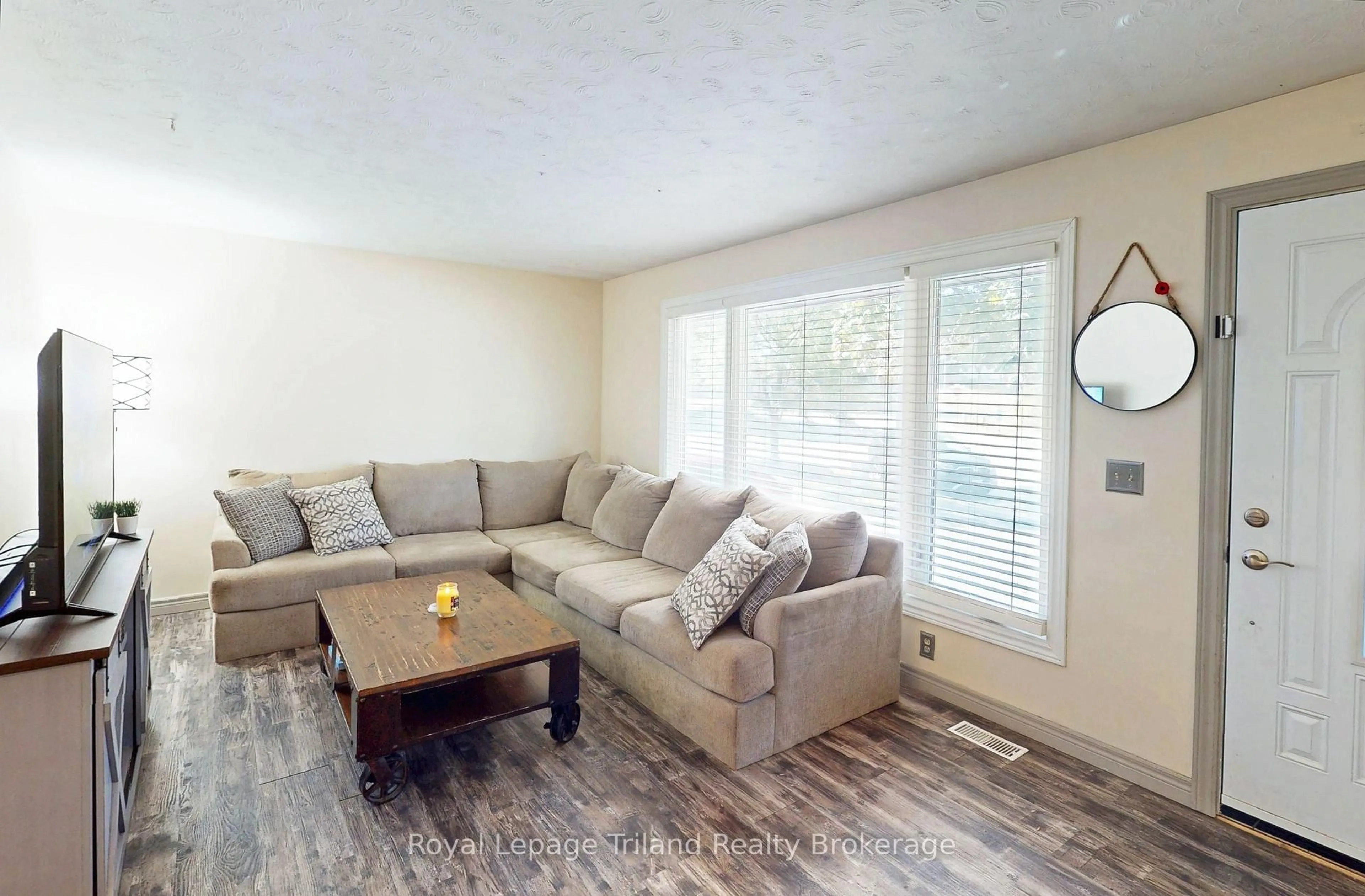 Living room with furniture, wood/laminate floor for 6 Elmwood Cres, Woodstock Ontario N4S 2K5