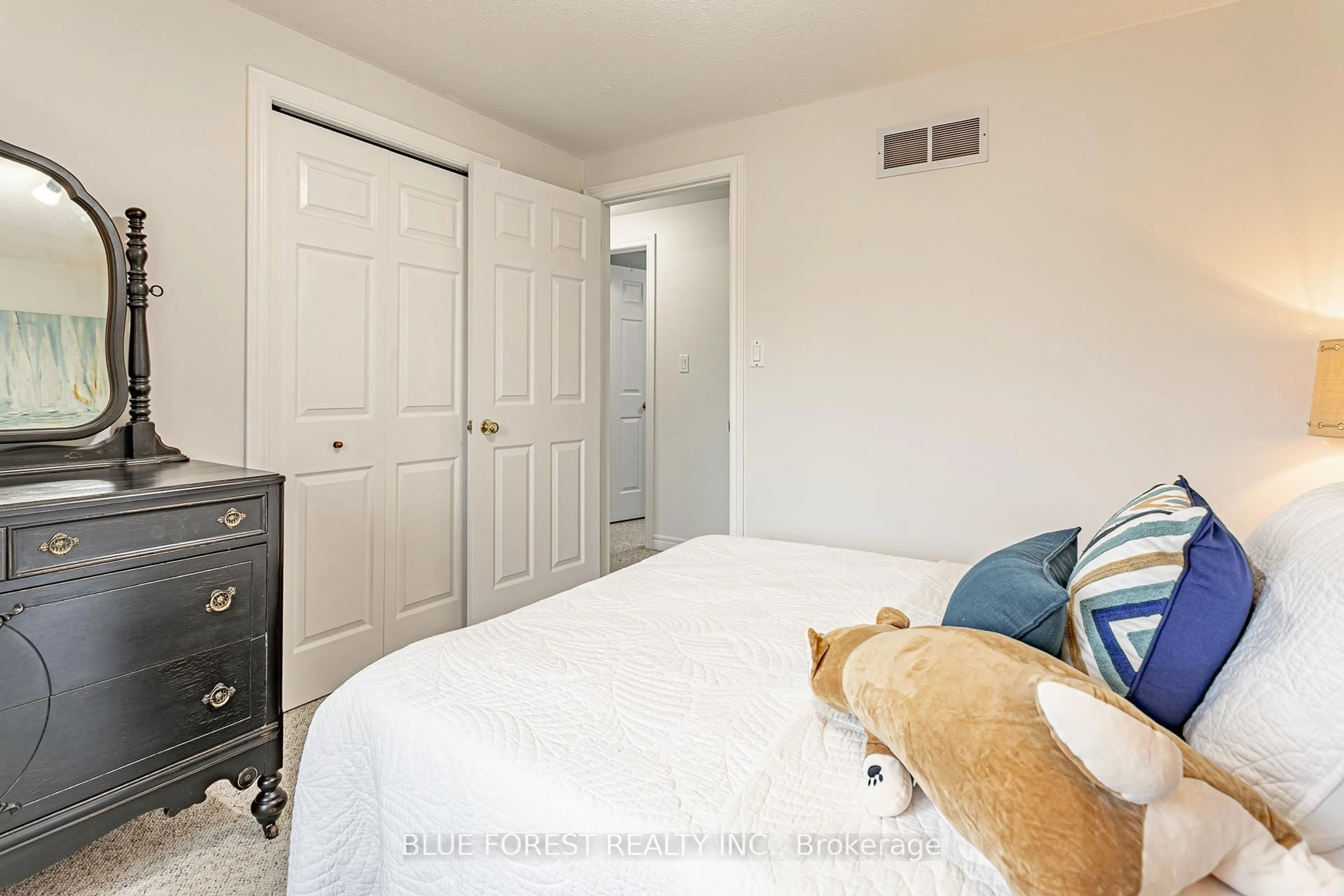 A pic of a room for 49 Parkview Dr, Thames Centre Ontario N0L 1G2