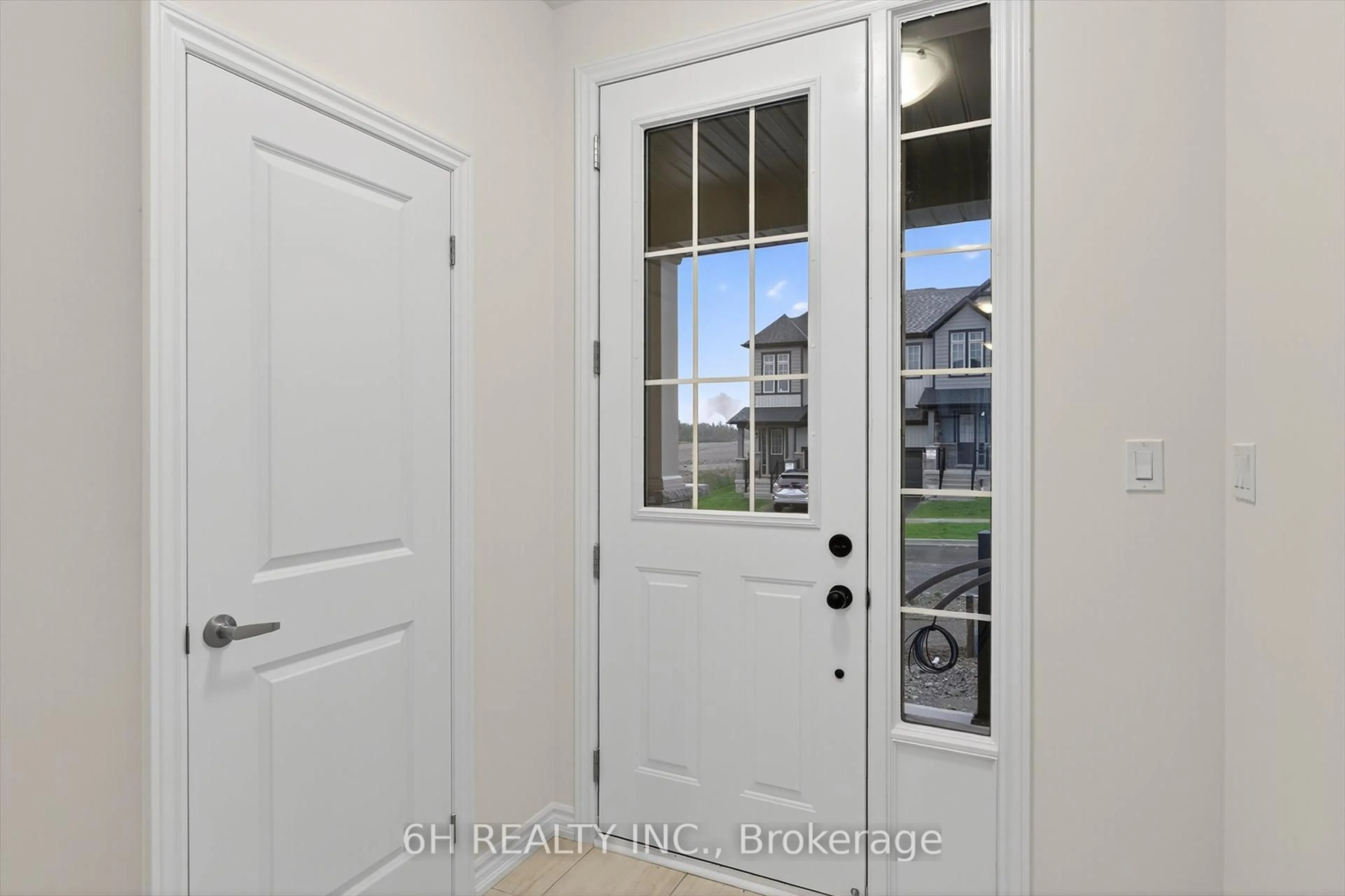 Indoor entryway for 736 Carpenter Tr, Peterborough Ontario K9K 0J3