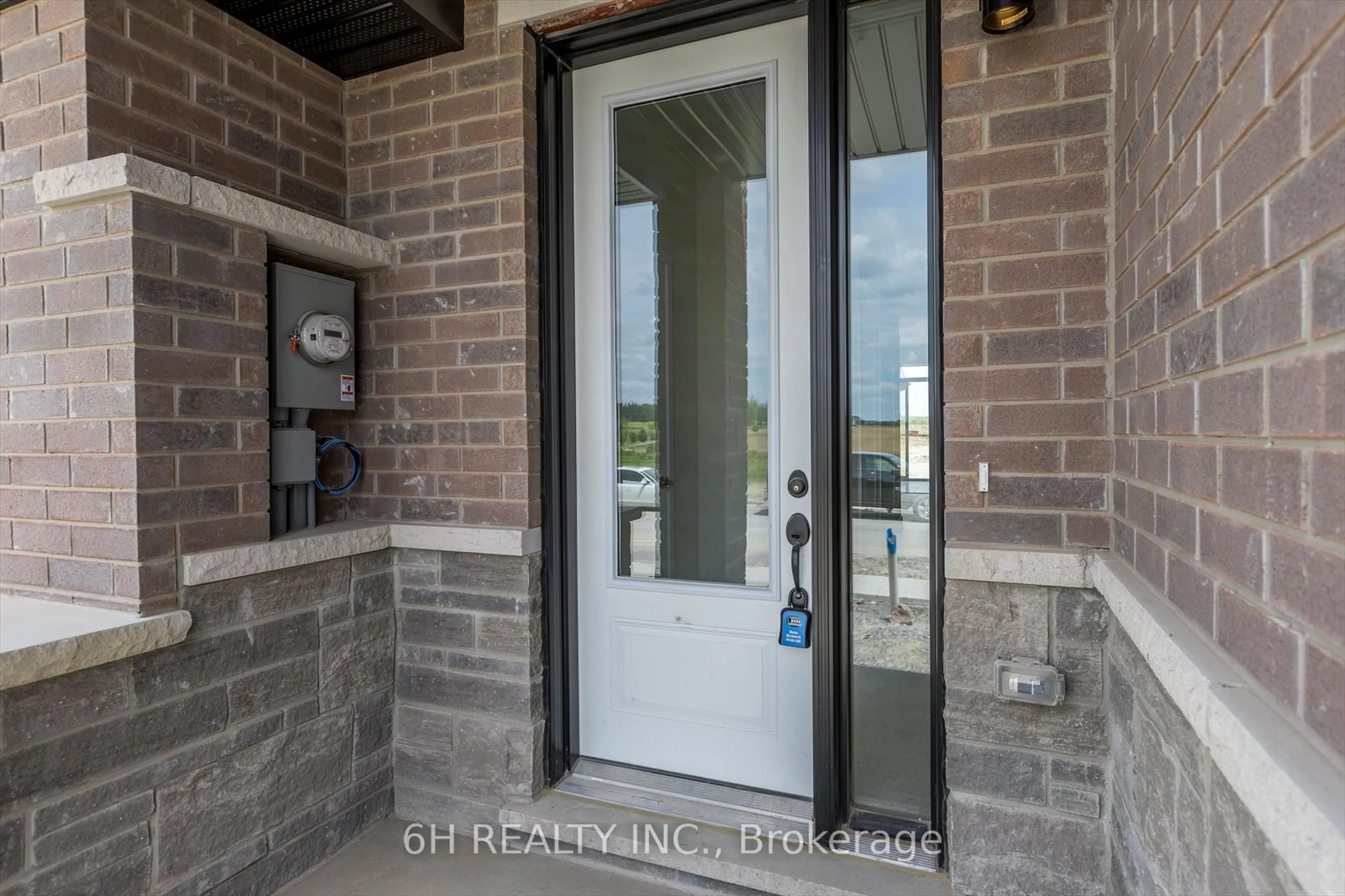 Indoor entryway for 145 Pike St, Peterborough Ontario K9K 0J5