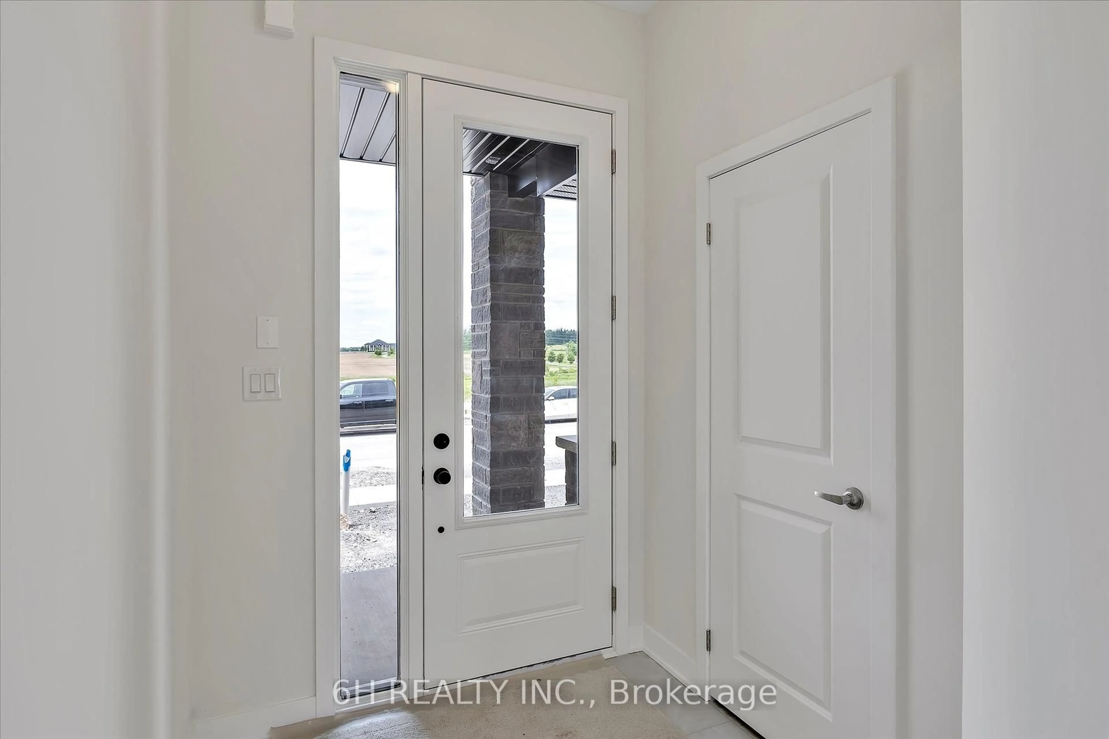 Indoor entryway for 145 Pike St, Peterborough Ontario K9K 0J5