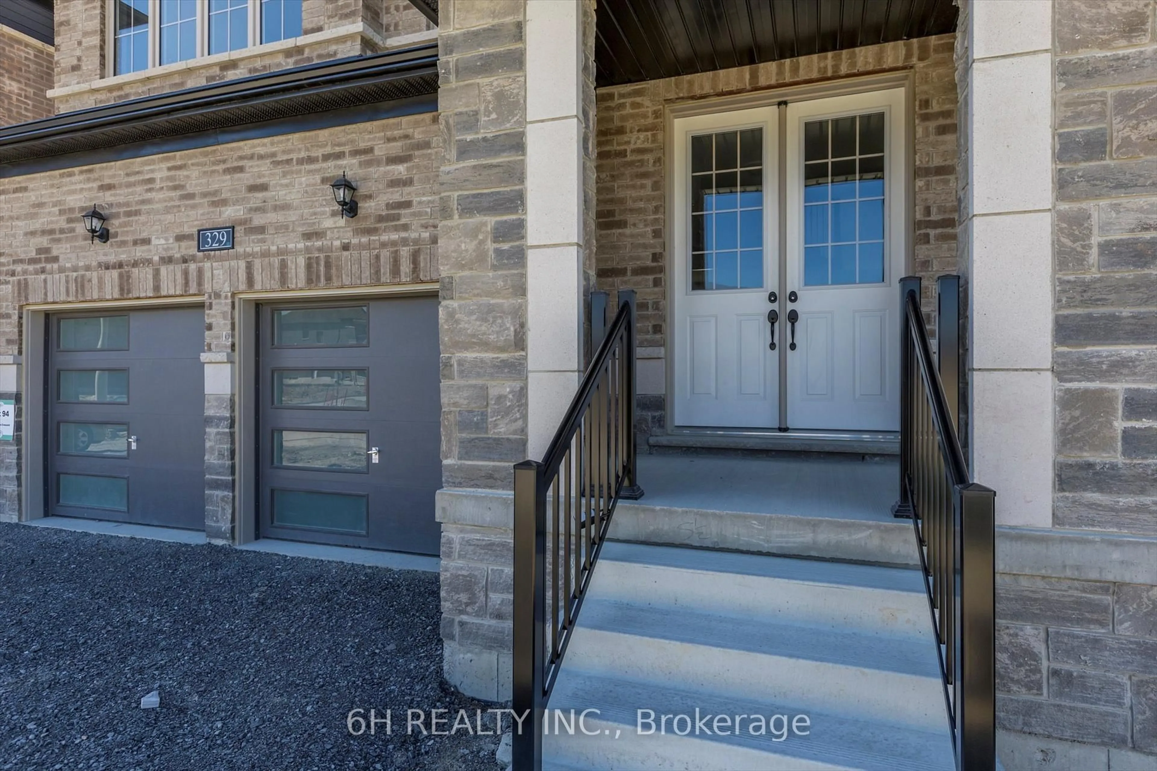 Indoor entryway for 329 O'Toole Cres, Peterborough Ontario K9K 0J4