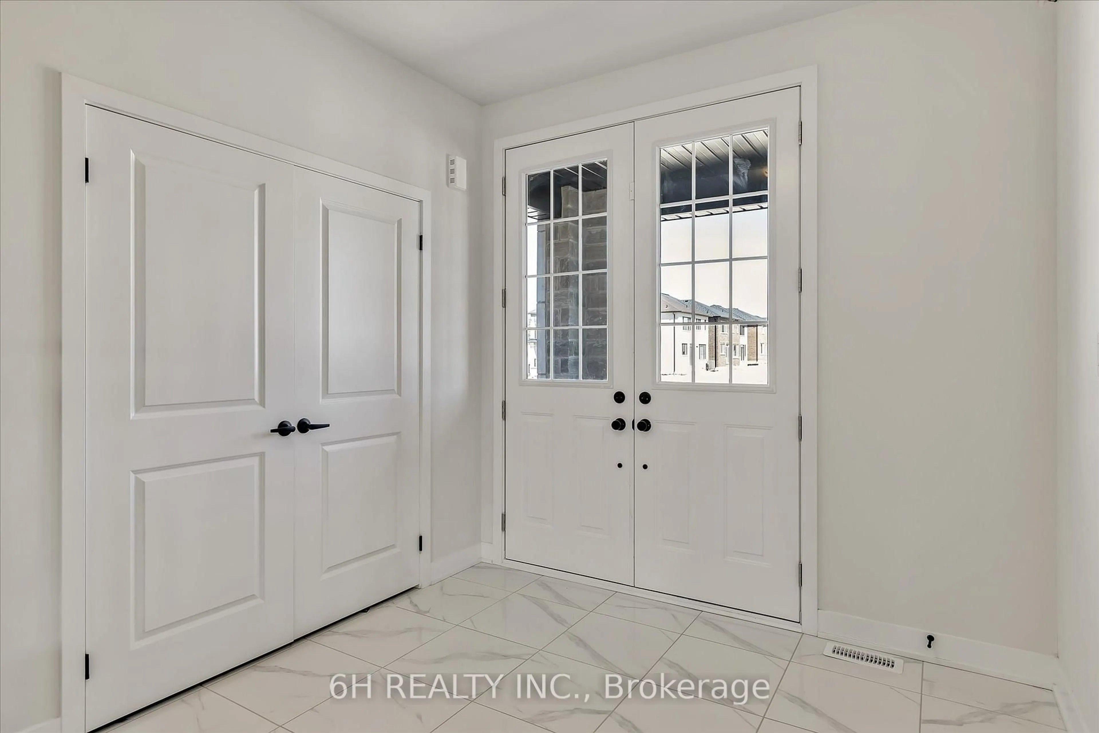 Indoor entryway for 329 O'Toole Cres, Peterborough Ontario K9K 0J4