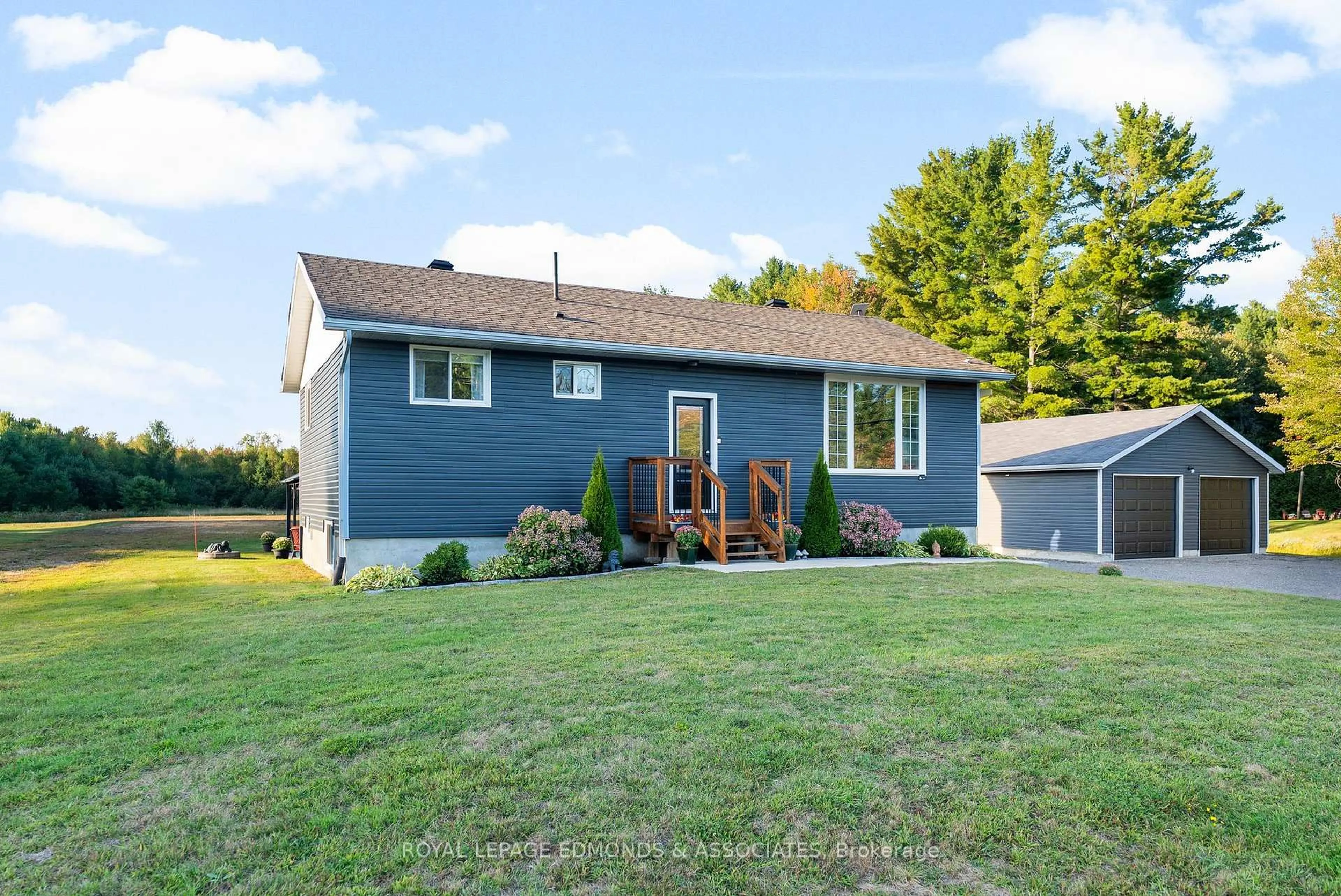 Home with vinyl exterior material, street for 600 Achray Rd, Petawawa Ontario K8A 6W7