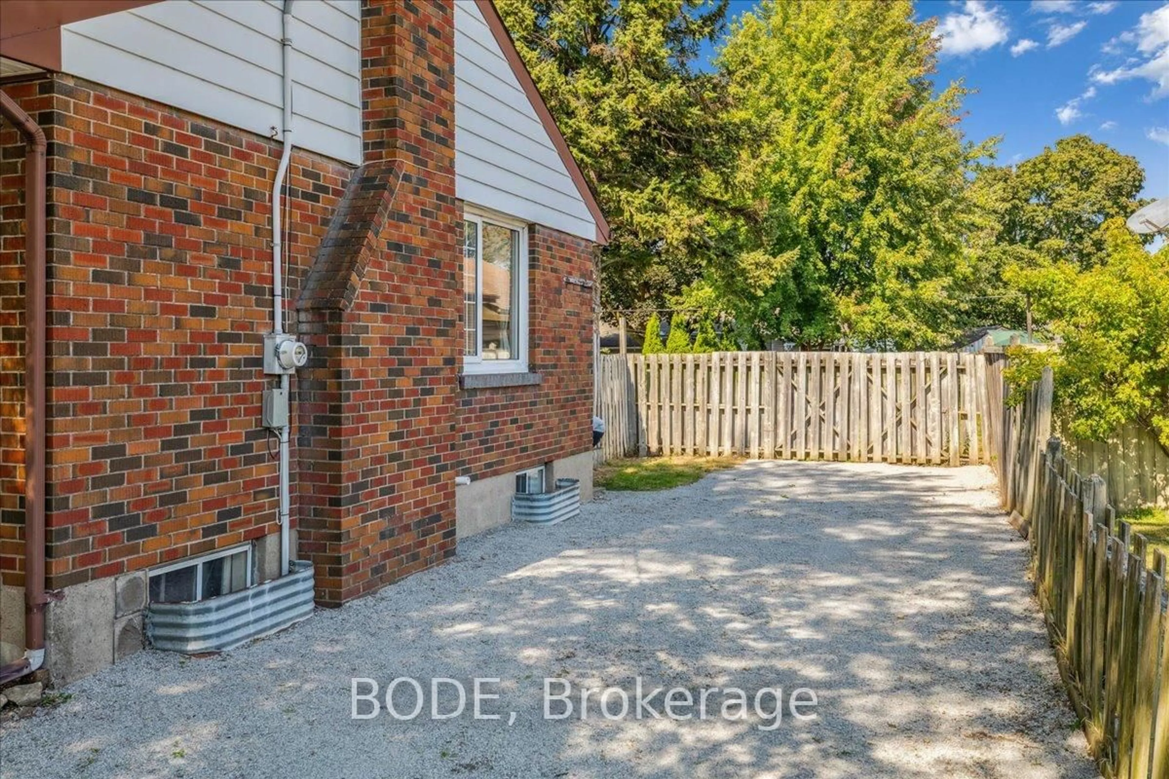 Unknown for 243 Scott St, St. Catharines Ontario L2N 1H6