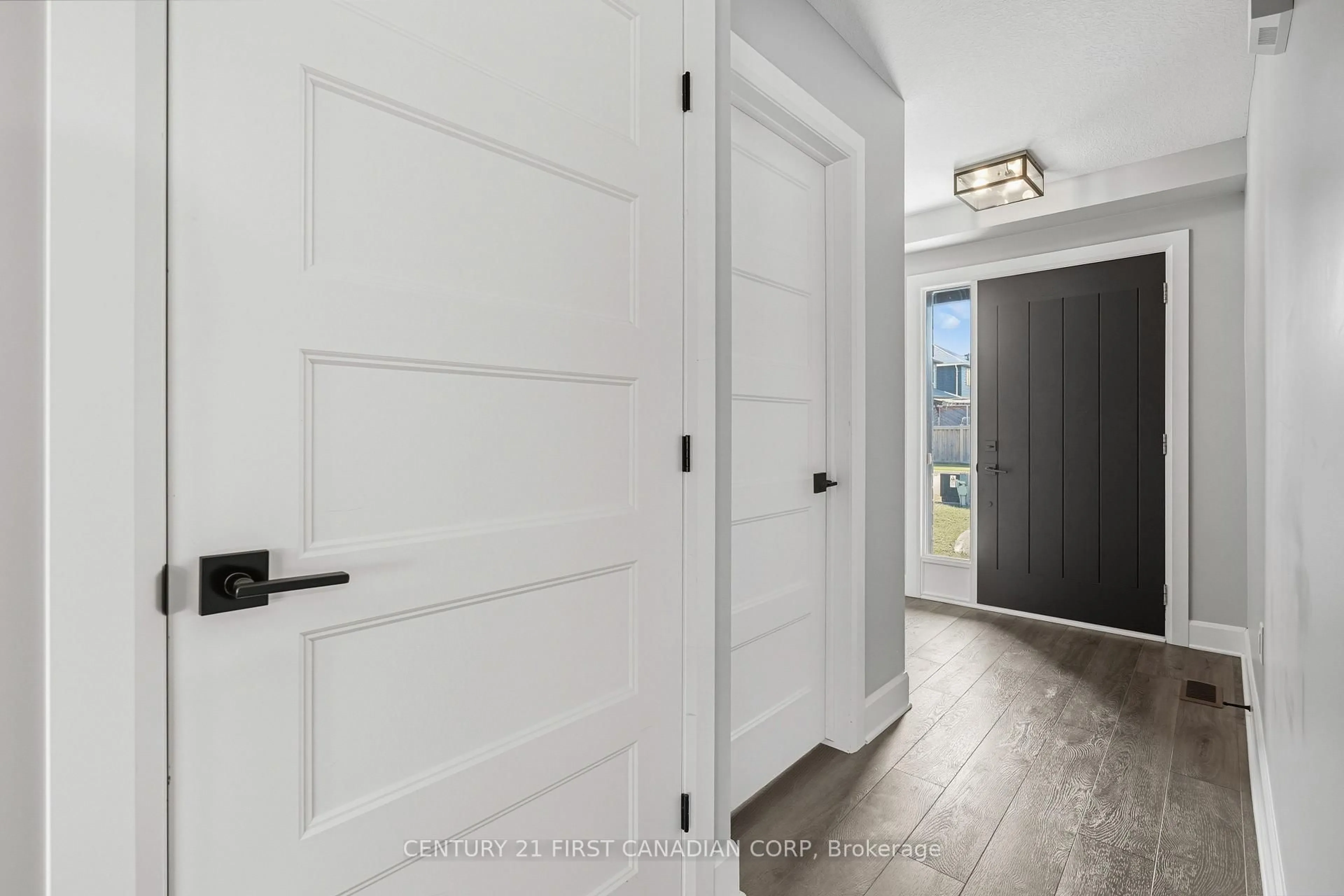 Indoor entryway for 146 Gilmour Dr, Lucan Biddulph Ontario N0M 2J0