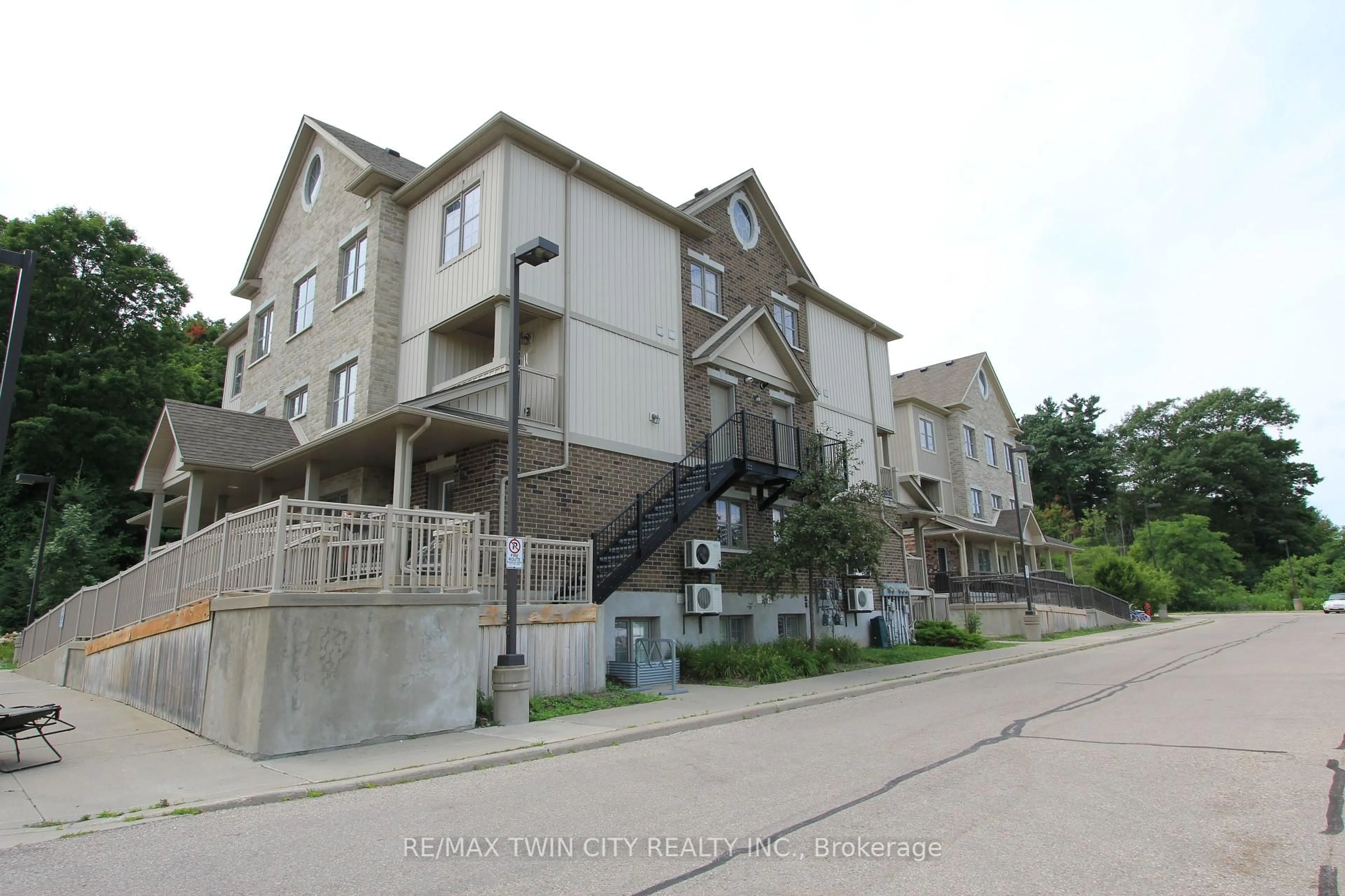 Patio, street for 255 Maitland St #3E, Kitchener Ontario N2R 1Z2