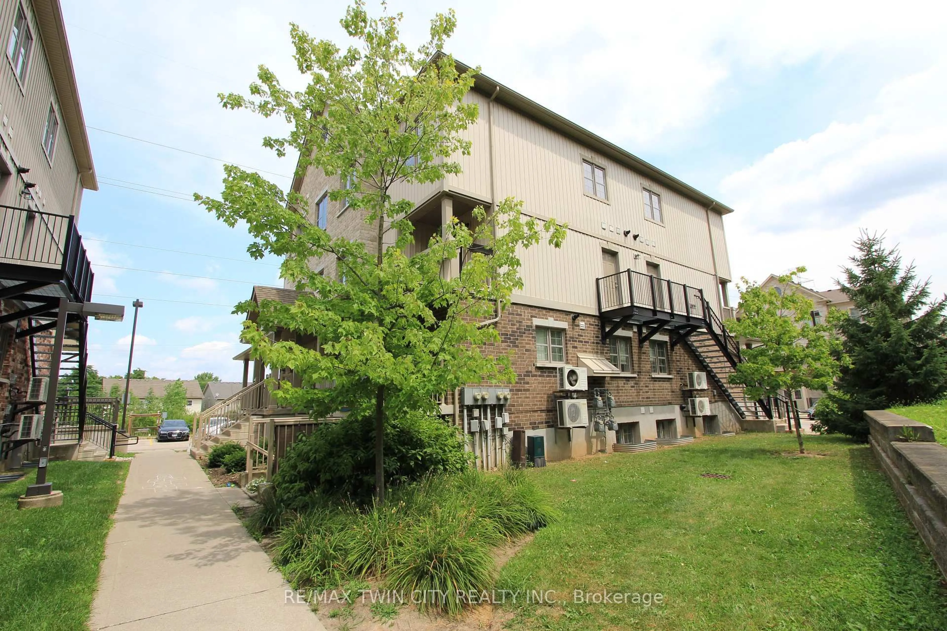 Patio, building for 255 Maitland St #3E, Kitchener Ontario N2R 1Z2