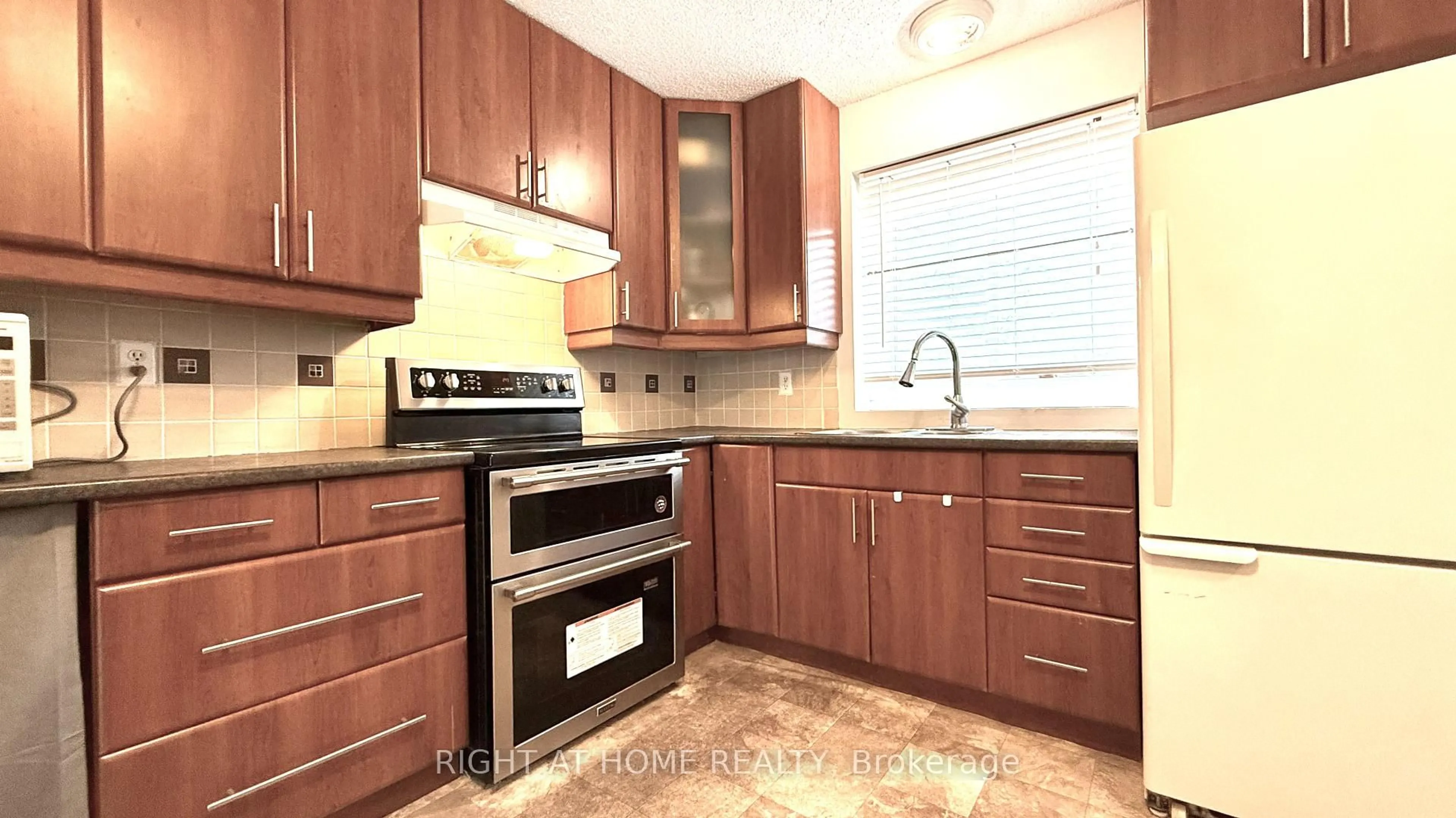 Standard kitchen, unknown for 475 MOODIE Dr #E, Ottawa Ontario K2H 8T7