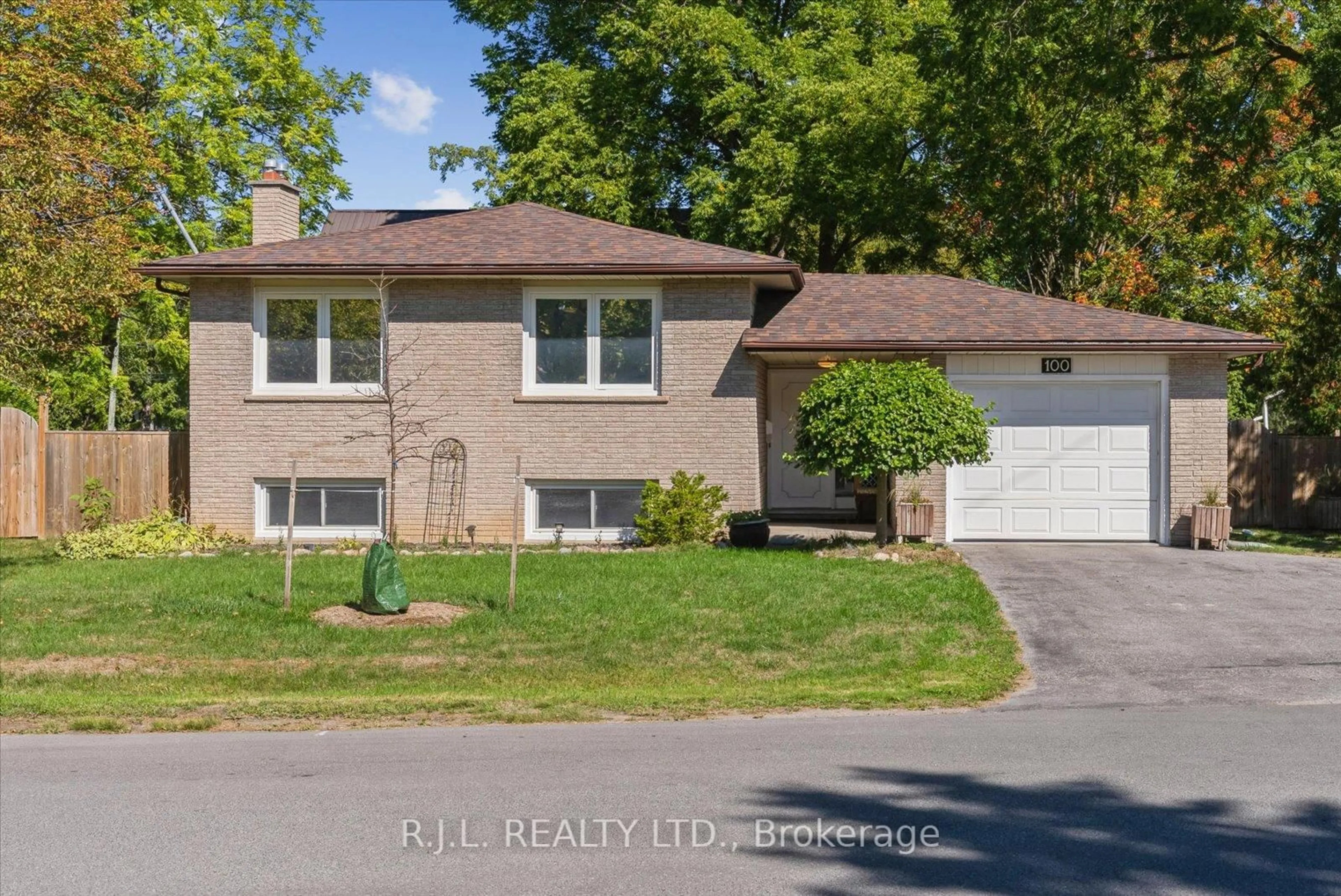 Home with vinyl exterior material, street for 100 Facendi Dr, Peterborough Ontario K9J 6V1