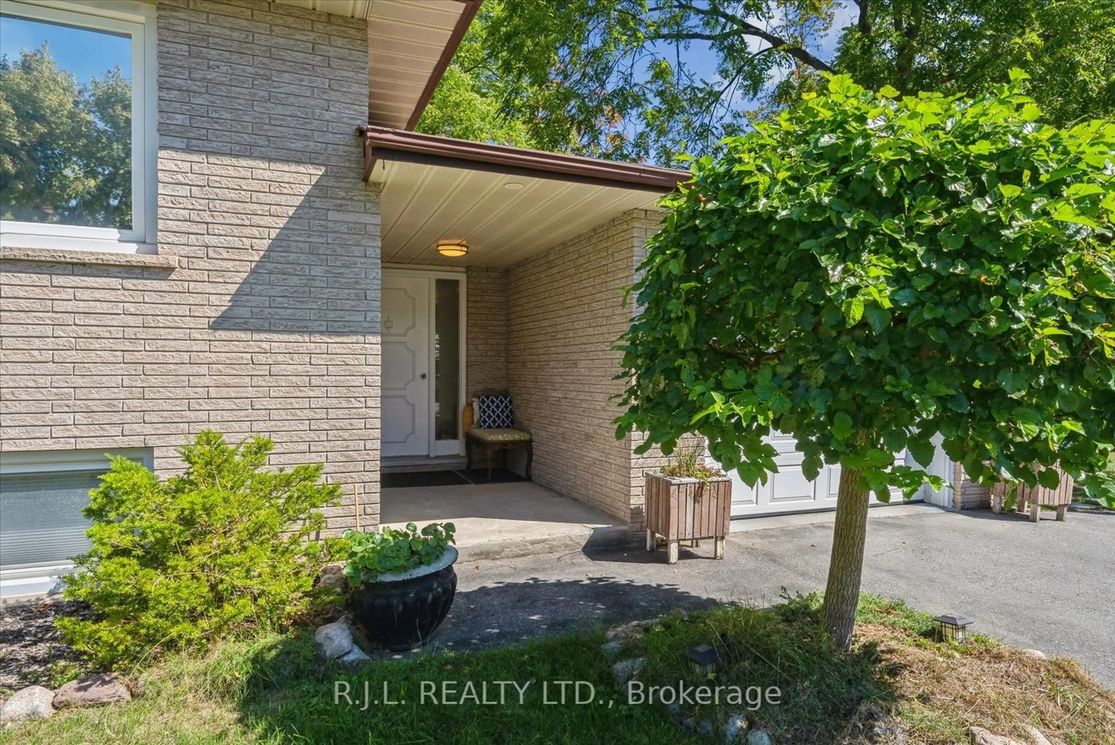 Indoor entryway for 100 Facendi Dr, Peterborough Ontario K9J 6V1