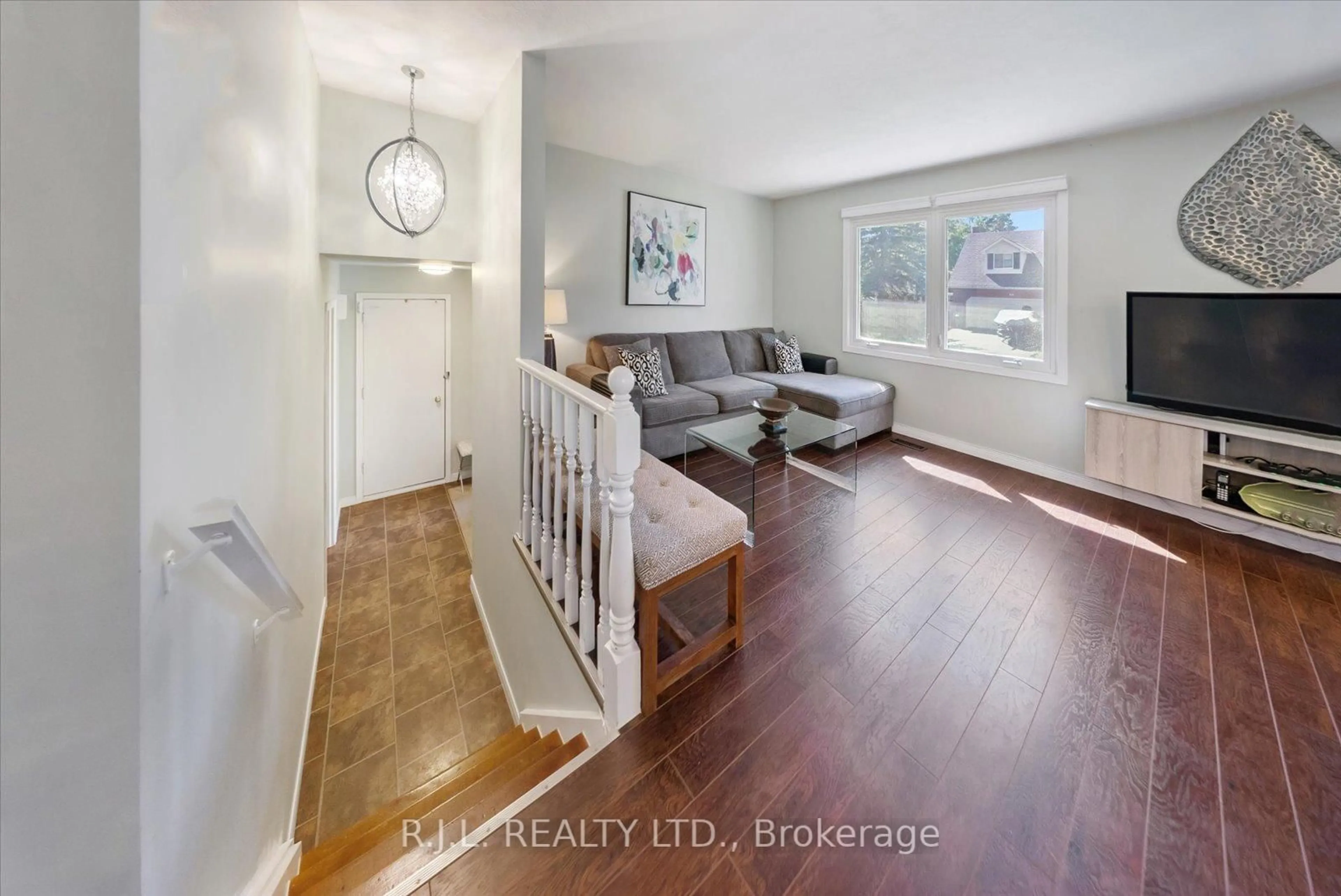 Indoor entryway for 100 Facendi Dr, Peterborough Ontario K9J 6V1