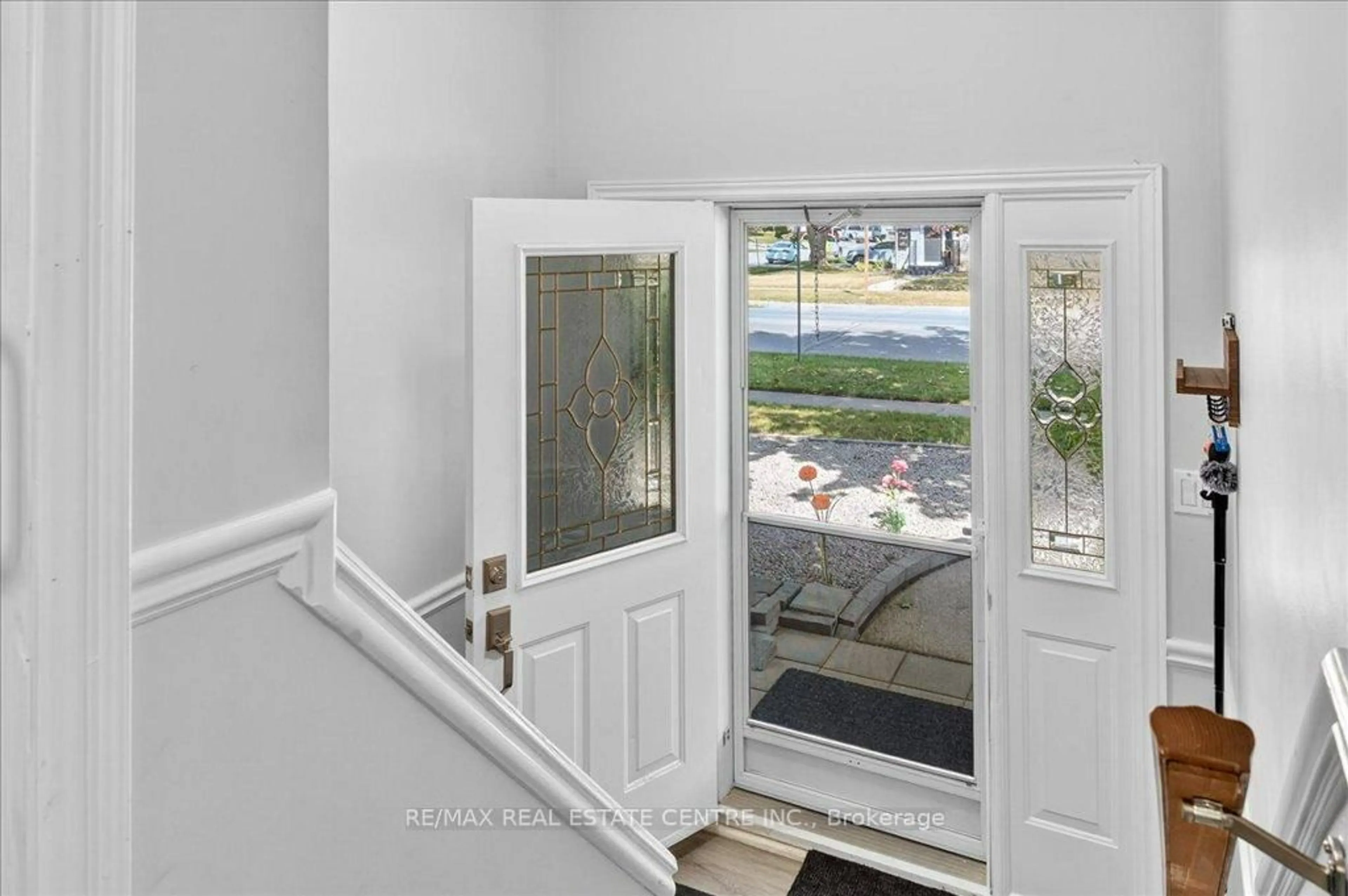 Indoor entryway for 353 Grand Ridge Dr, Cambridge Ontario N1S 3Z7