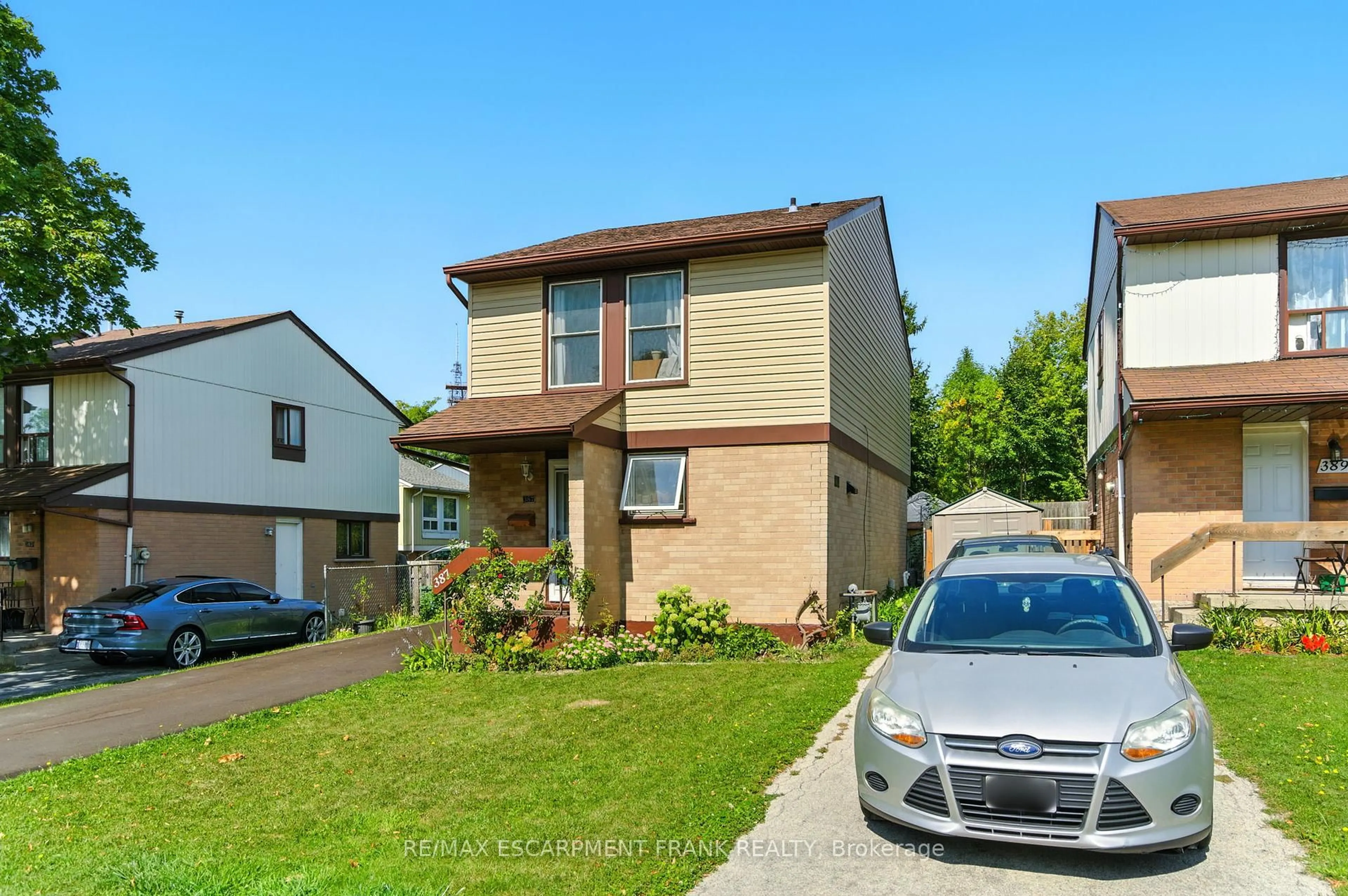 Home with vinyl exterior material, street for 387 Franklin Rd, Hamilton Ontario L8V 4S3
