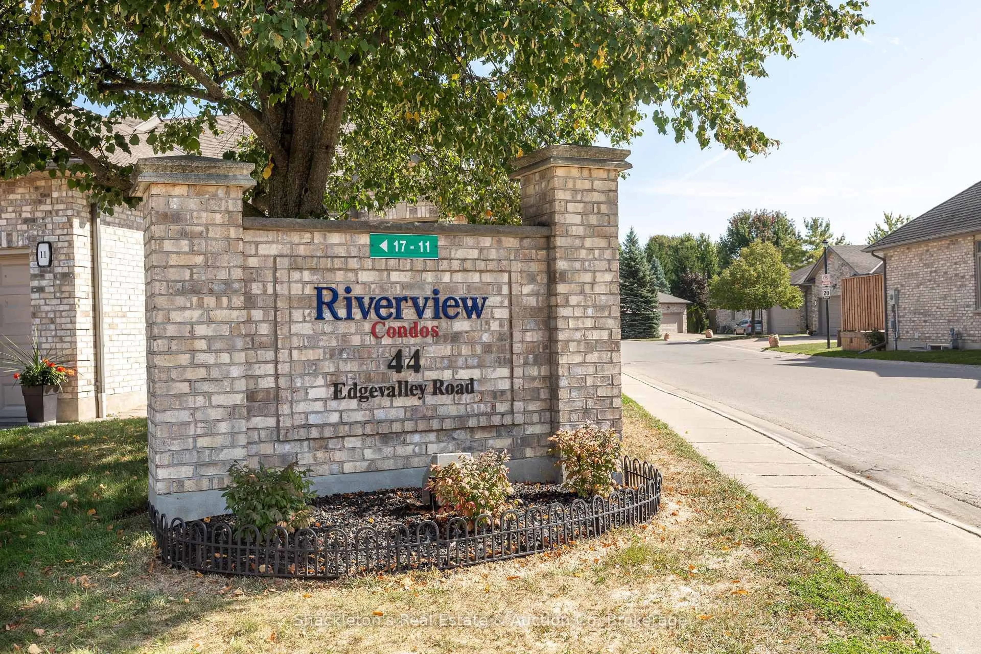 Indoor foyer for 44 Edgevalley Rd #55, London East Ontario N5Y 5P7