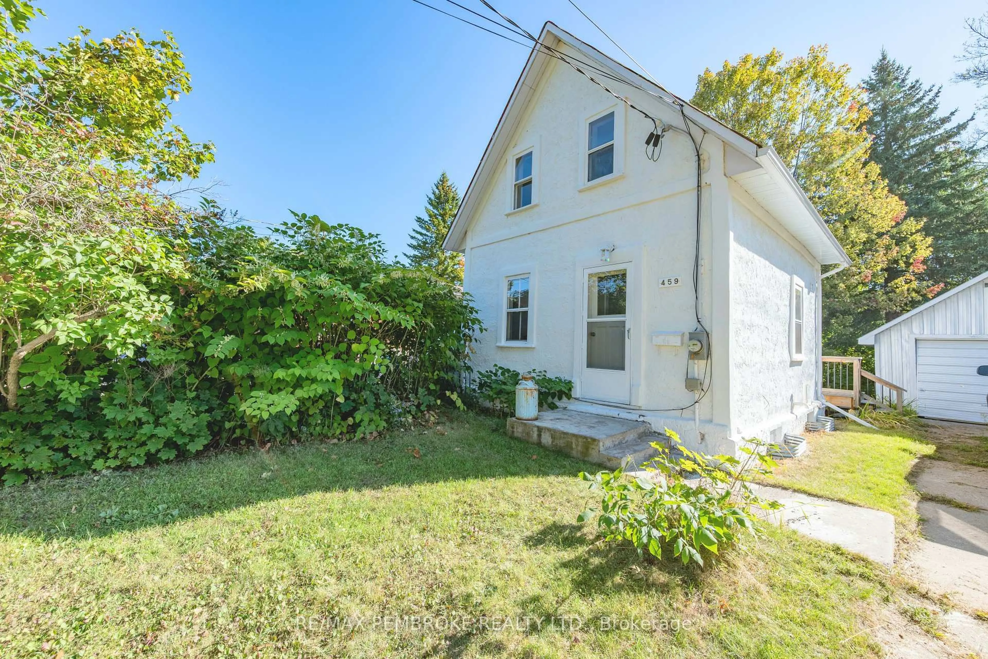 A pic from outside/outdoor area/front of a property/back of a property/a pic from drone, street for 459 Draper St, Pembroke Ontario K8A 4X3