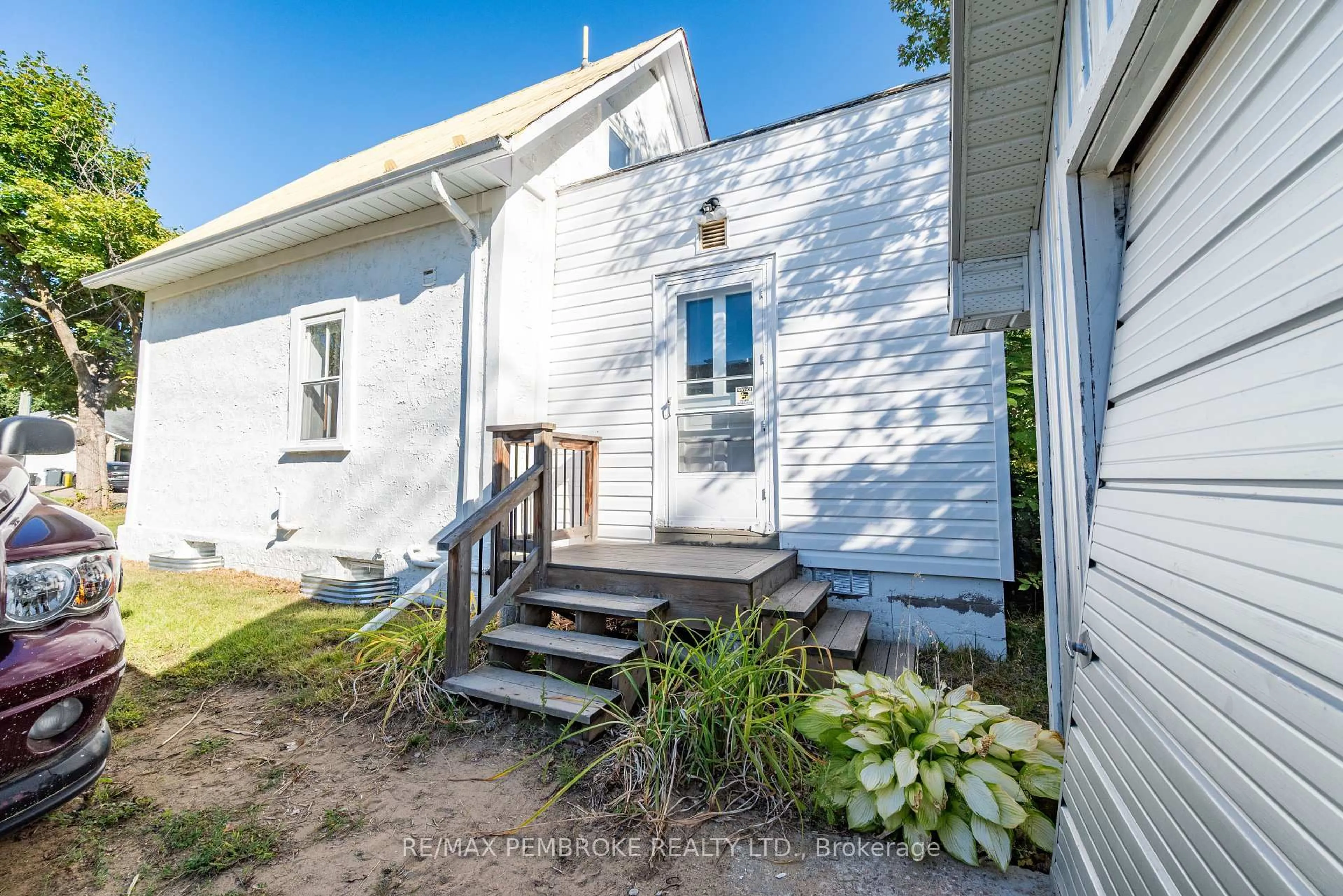 A pic from outside/outdoor area/front of a property/back of a property/a pic from drone, building for 459 Draper St, Pembroke Ontario K8A 4X3