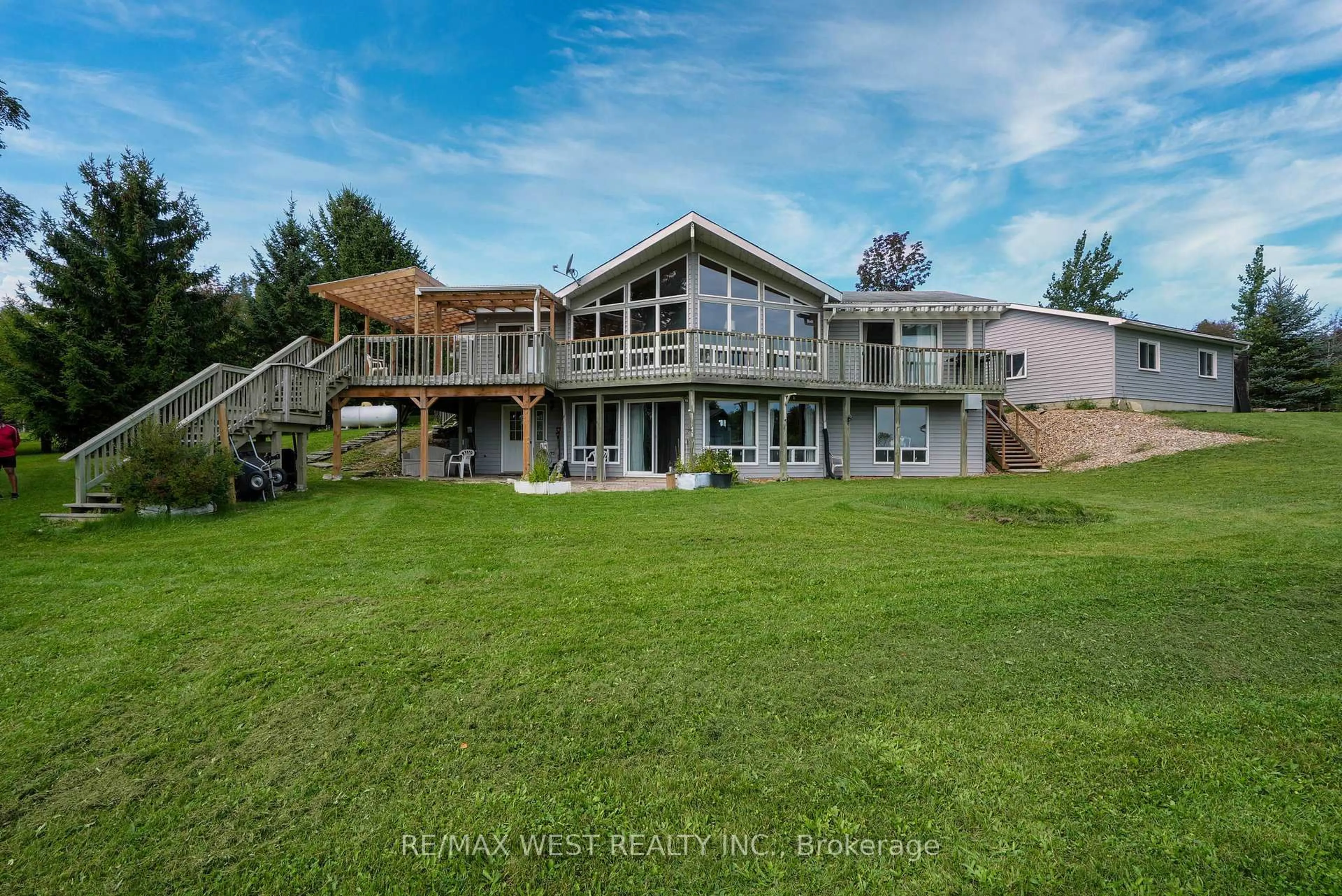 A pic from outside/outdoor area/front of a property/back of a property/a pic from drone, water/lake/river/ocean view for 143 Captain's Crt, Meaford Ontario N4L 1W5