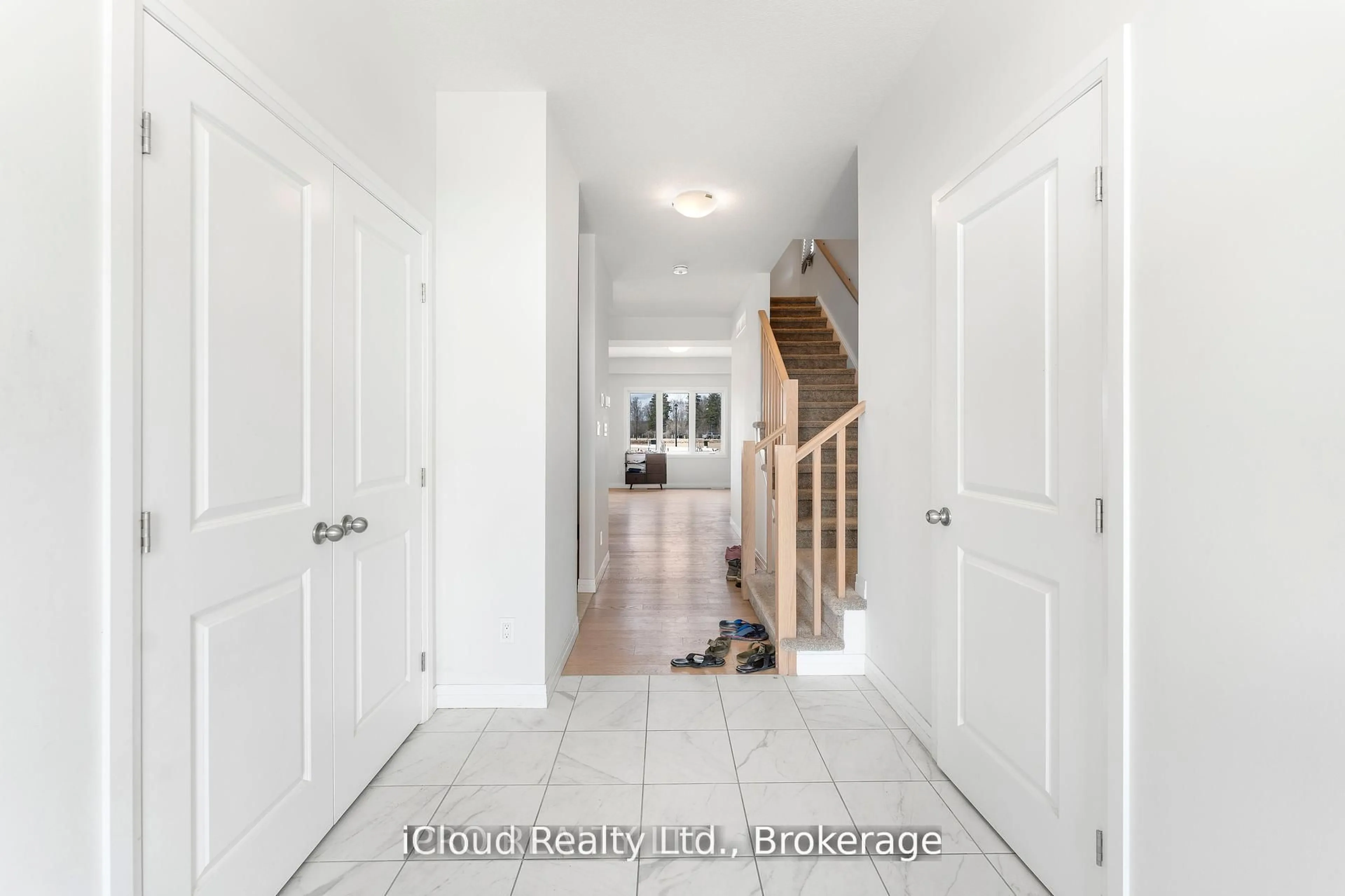Indoor entryway for 162 Dempsey Dr, Stratford Ontario N5A 0K5